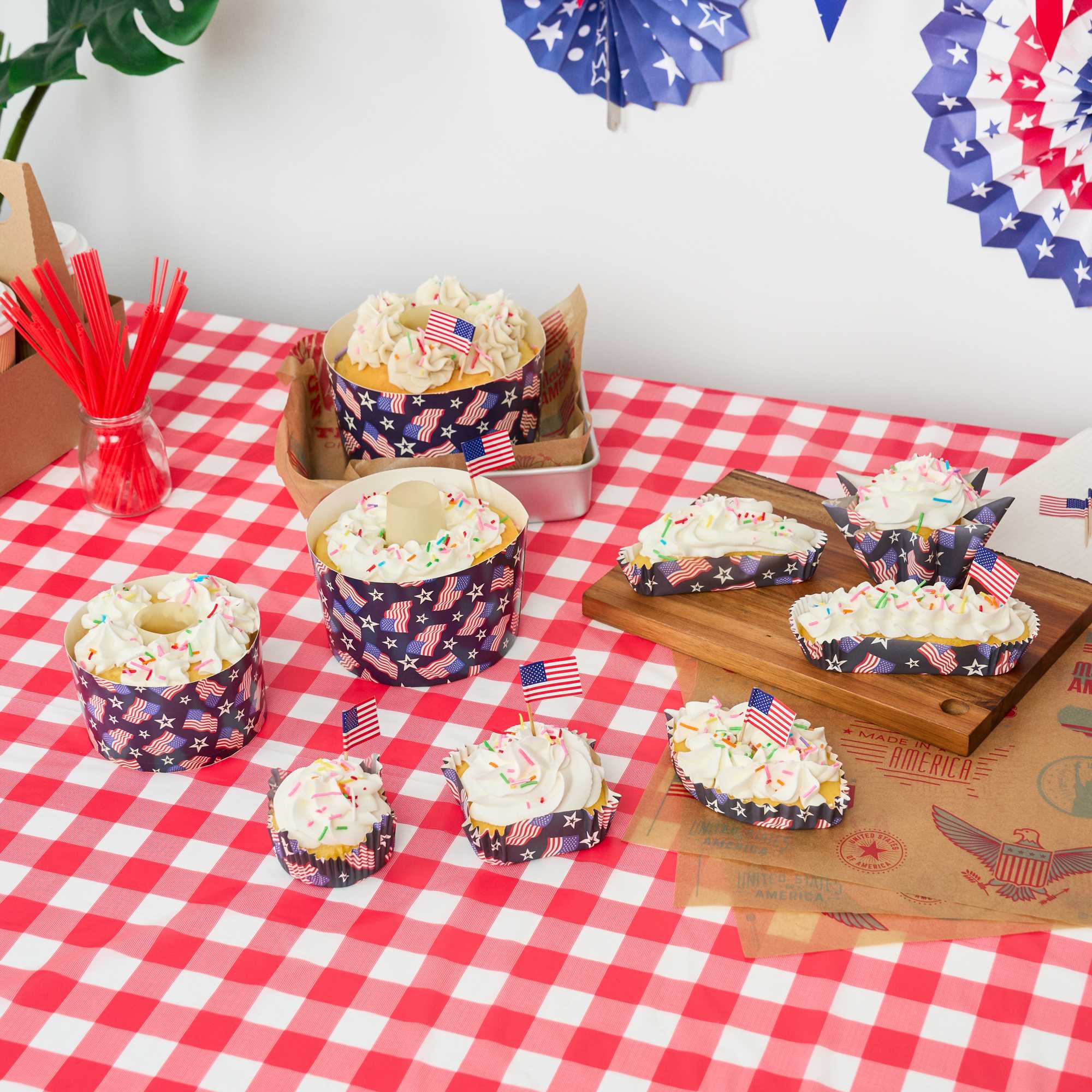 Panificio 22 oz Paper Angel Food Tube Pan - American Flag, Greaseproof - 4 1/2" x 4 1/2" x 2 3/4" - 900 count box