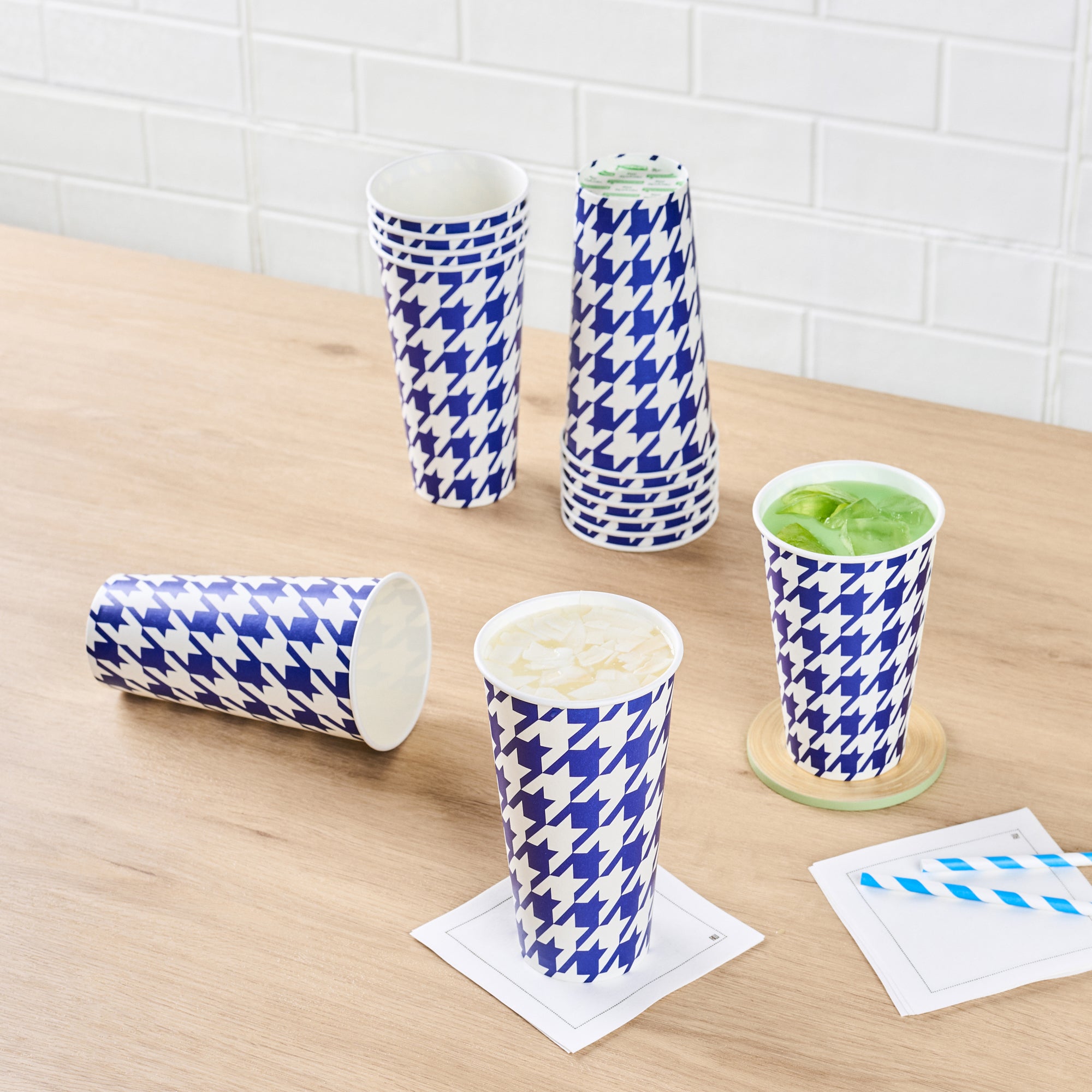 Chef 101 20 oz Round Blue Houndstooth Paper Cold Cup - 3 1/2" x 3 1/2" x 6 1/4" - 500 count box
