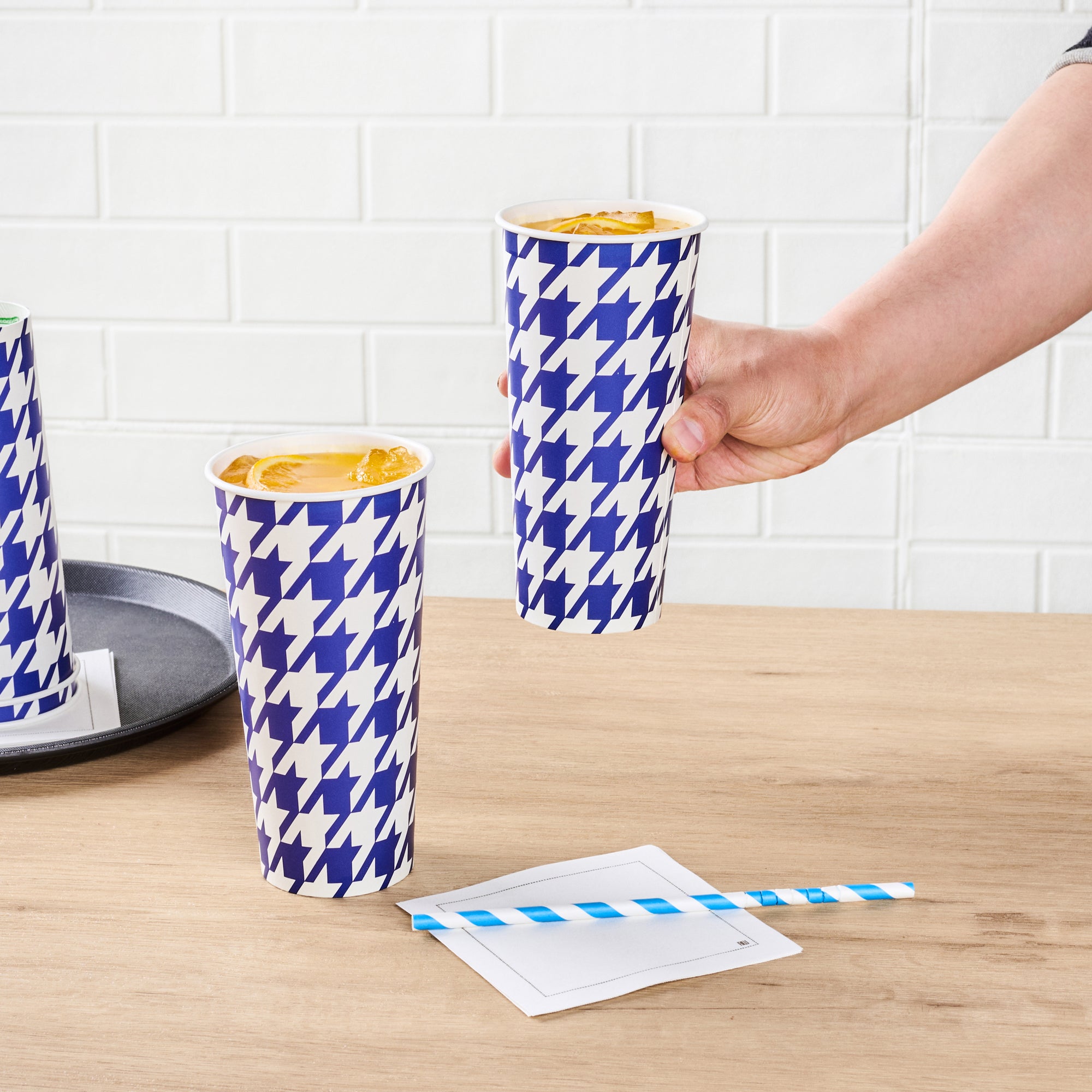Chef 101 22 oz Round Blue Houndstooth Paper Cold Cup - 3 1/2" x 3 1/2" x 6 3/4" - 500 count box