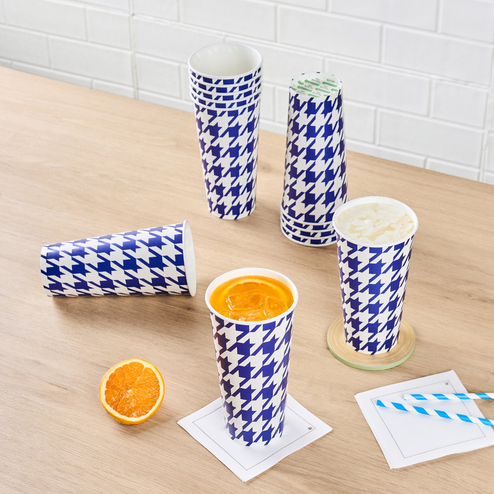 Chef 101 22 oz Round Blue Houndstooth Paper Cold Cup - 3 1/2" x 3 1/2" x 6 3/4" - 500 count box