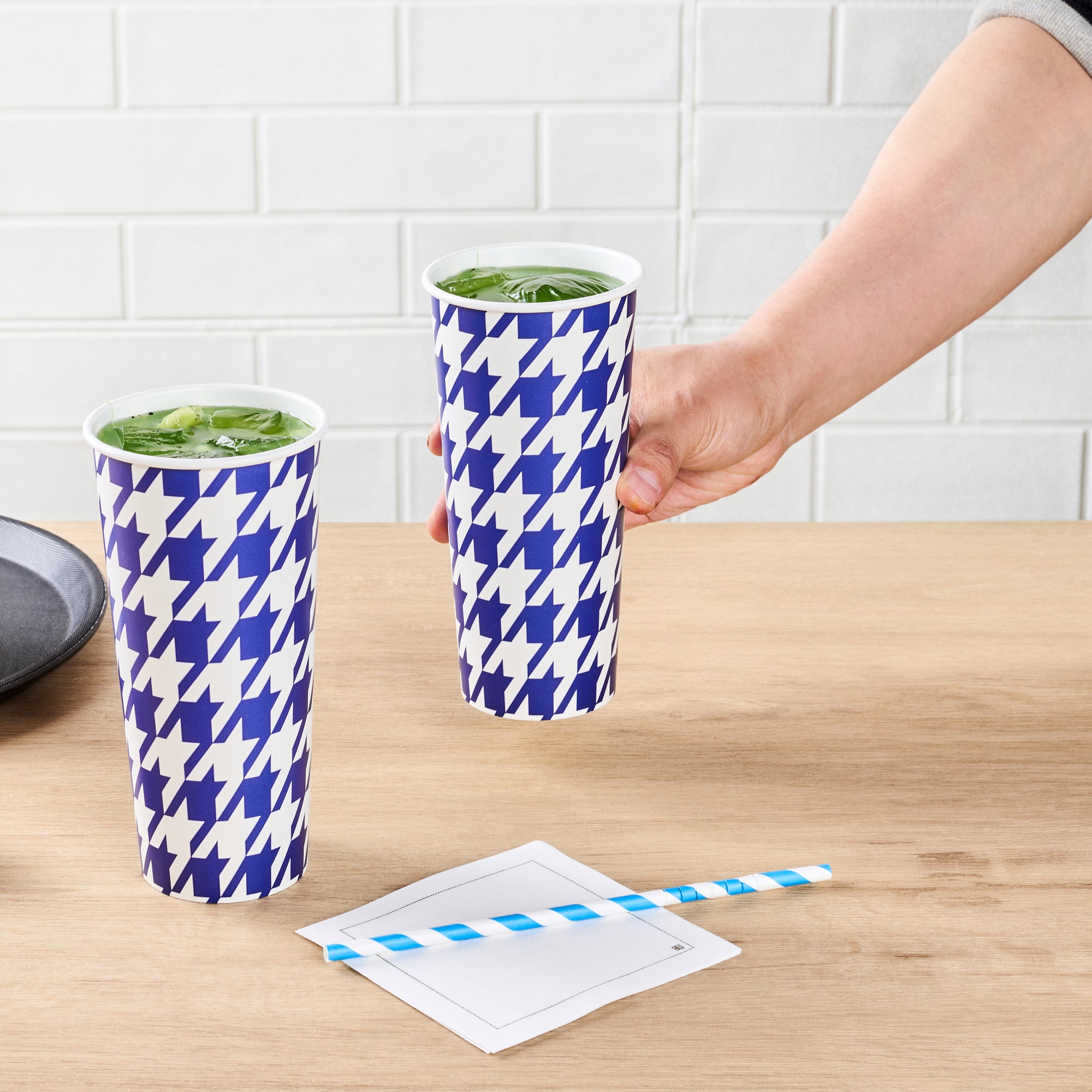 Chef 101 24 oz Round Blue Houndstooth Paper Cold Cup - 3 1/2" x 3 1/2" x 7" - 25 count box