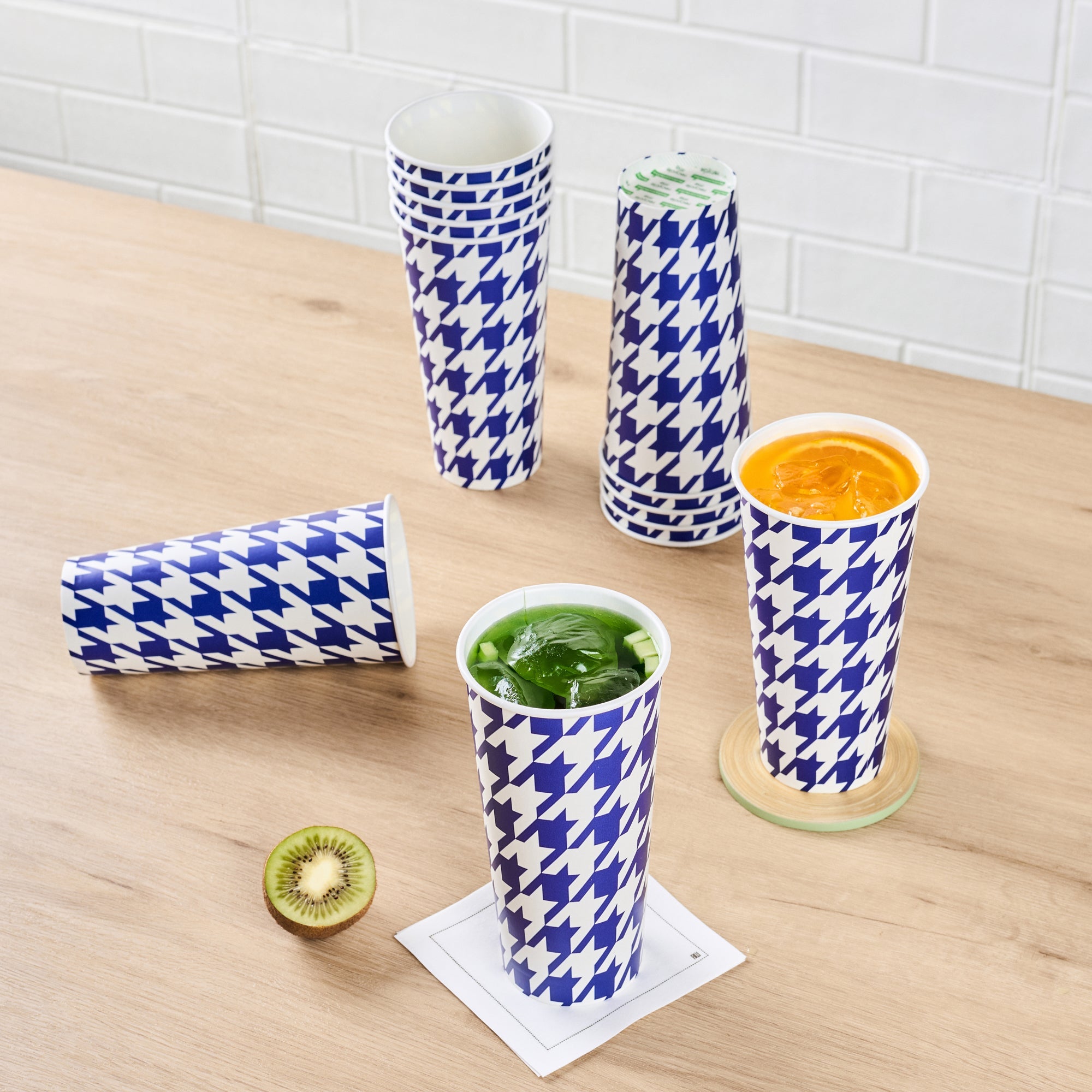 Chef 101 24 oz Round Blue Houndstooth Paper Cold Cup - 3 1/2" x 3 1/2" x 7" - 25 count box