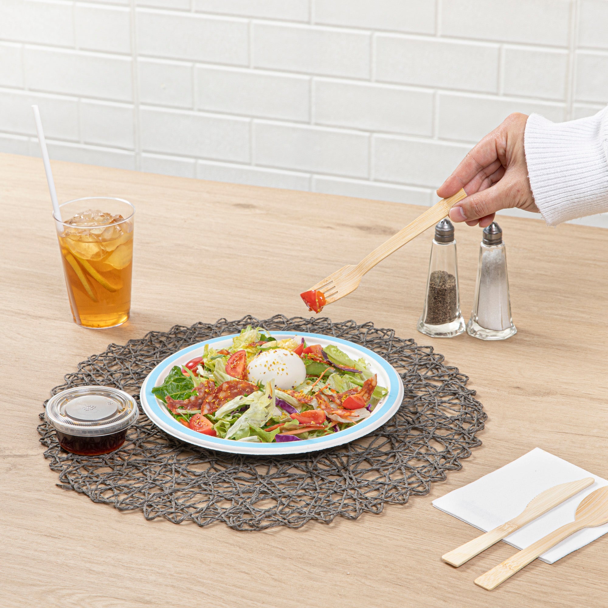 Pulp Safe No PFAS Added Round White Sugarcane / Bagasse Plate - Home Compostable, with Blue Rim - 8 3/4" x 8 3/4" - 100 count box