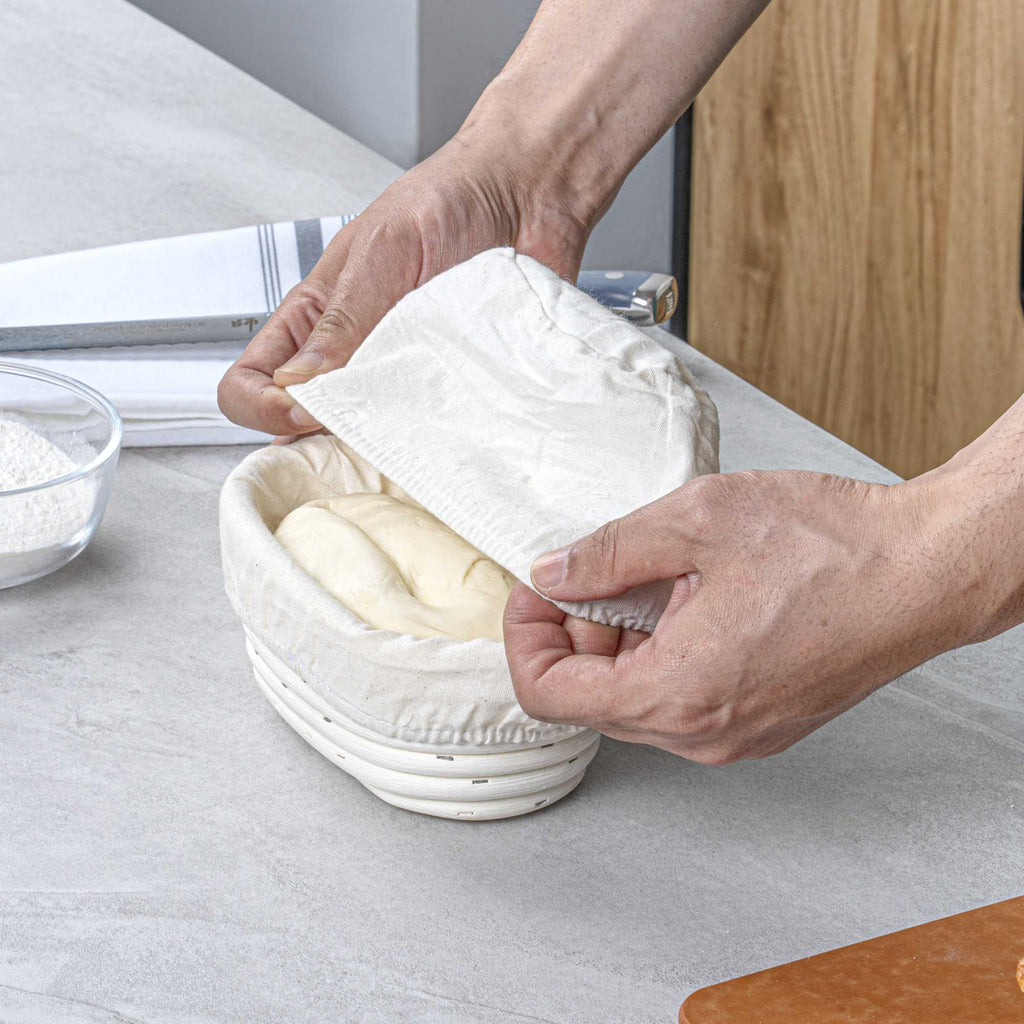 Pastry Tek Rattan Oval Natural Banneton Proofing Basket - with 2 Cotton Liners - 6 3/4" x 4 3/4" x 3 1/4" - 10 count box