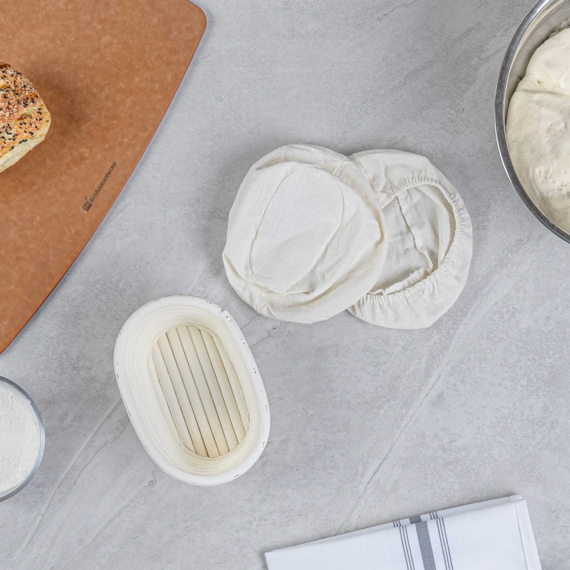 Pastry Tek Rattan Oval Natural Banneton Proofing Basket - with 2 Cotton Liners - 6 3/4" x 4 3/4" x 3 1/4" - 10 count box