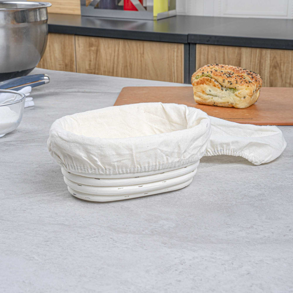 Pastry Tek Rattan Oval Natural Banneton Proofing Basket - with 2 Cotton Liners - 6 3/4" x 4 3/4" x 3 1/4" - 10 count box