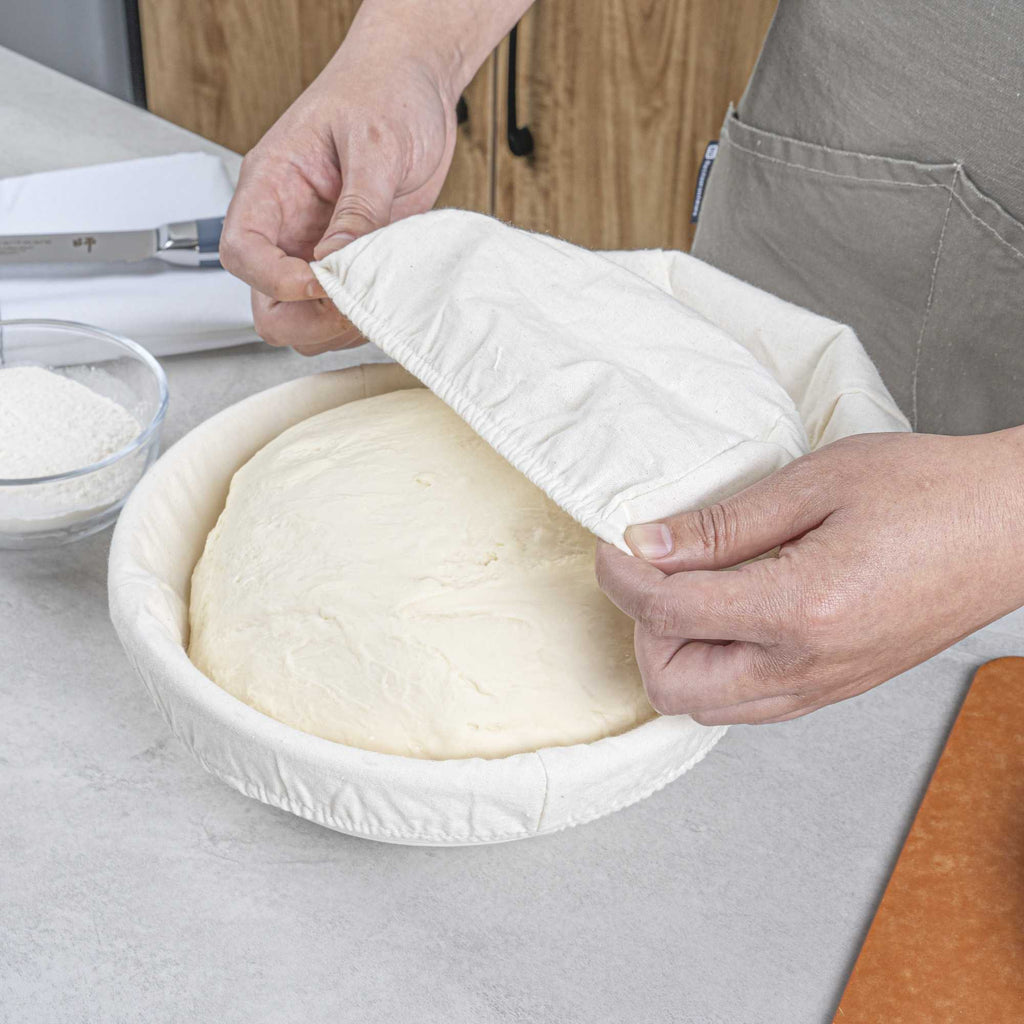 Pastry Tek Rattan Round Natural Banneton Proofing Basket - with 2 Cotton Liners - 9" x 9" x 3 1/4" - 10 count box