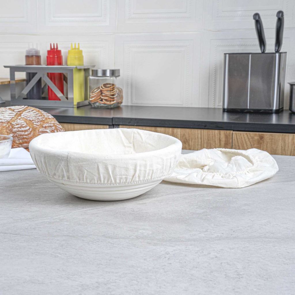 Pastry Tek Rattan Round Natural Banneton Proofing Basket - with 2 Cotton Liners - 9" x 9" x 3 1/4" - 10 count box