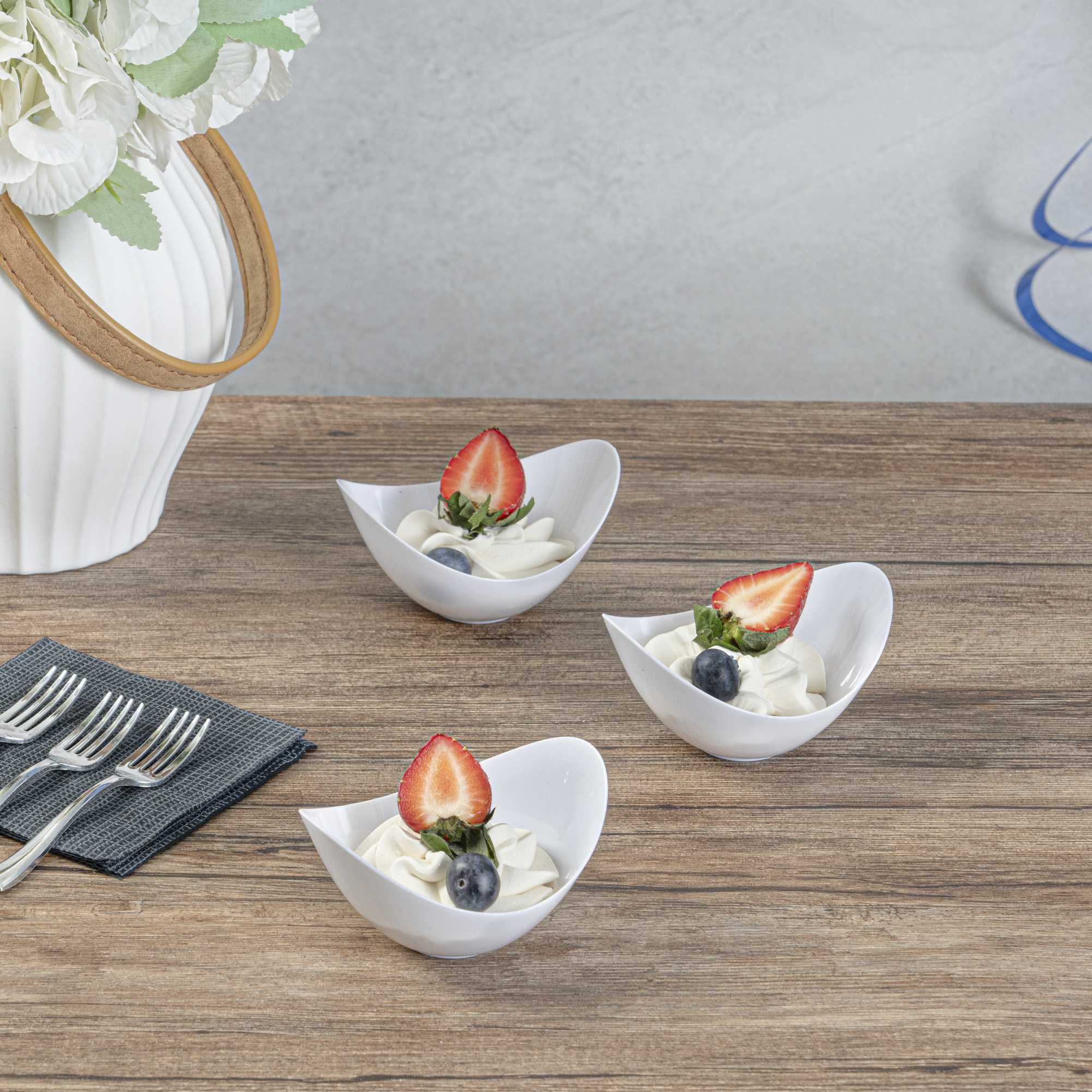 Mini Serve 2 oz Oval White Plastic Alato Tasting Dish - 3 1/2" x 2 3/4" x 1 3/4" - 100 count box