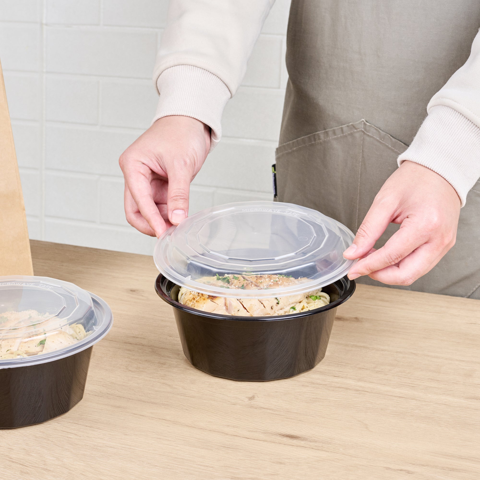 Asporto 32 oz Round Black Plastic To Go Box - with Clear Lid, Microwavable - 7 1/4" x 7 1/4" x 3" - 100 count box