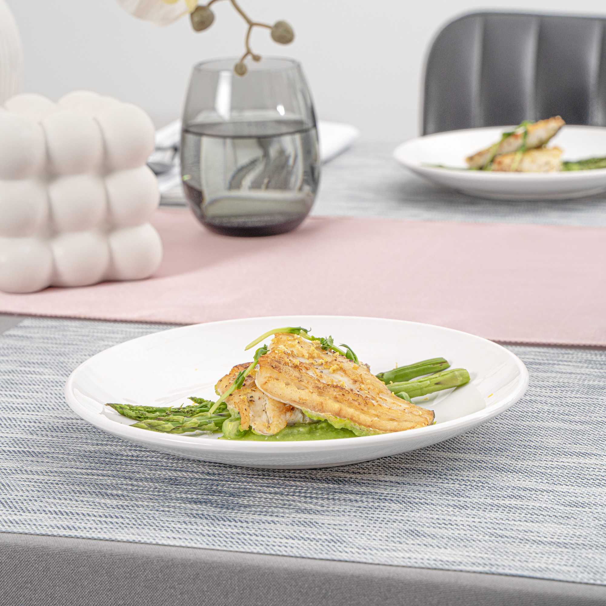 Voga Round White Melamine Medium Plate - Classic, Rimless - 8" x 8" x 1" - 10 count box