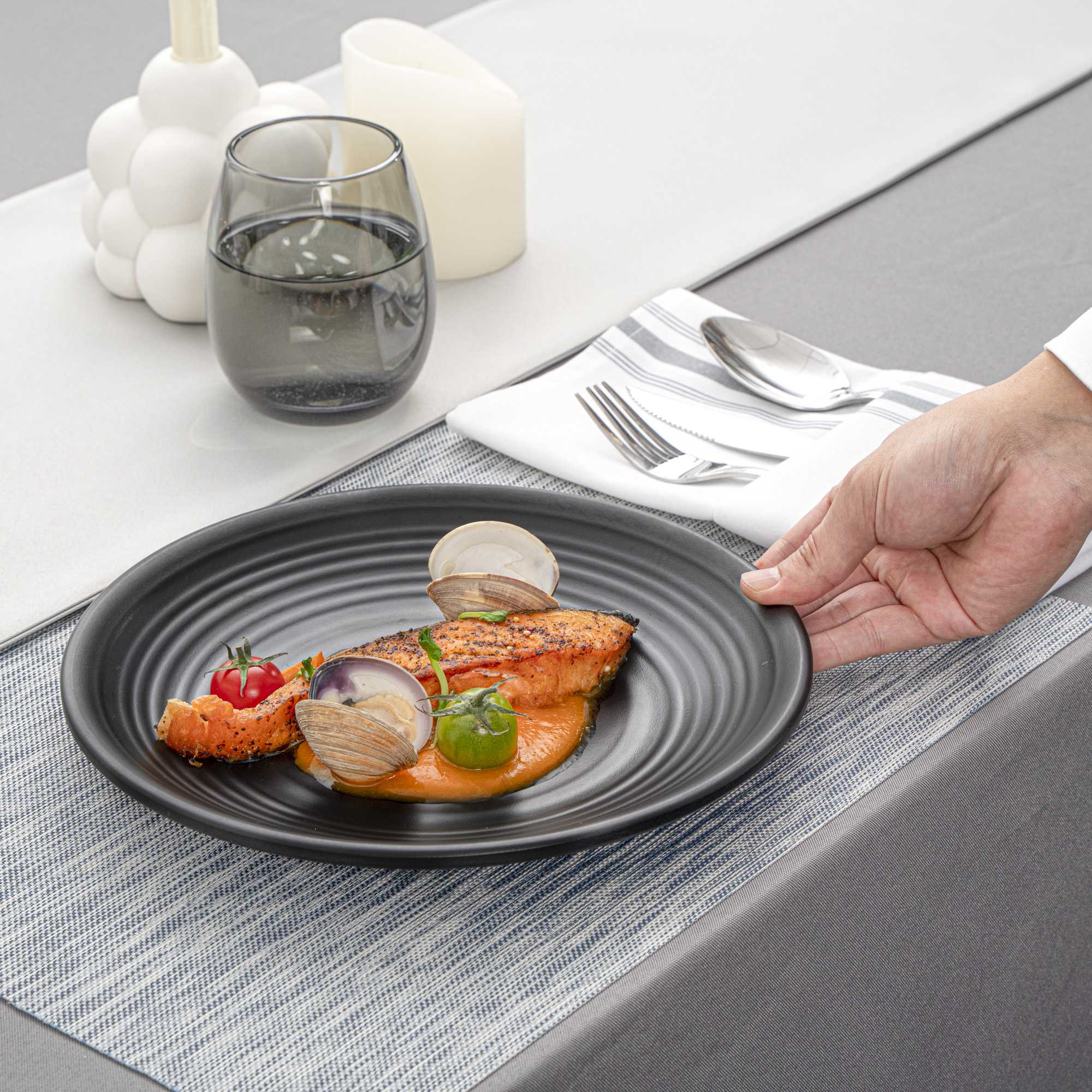 Voga Round Black Melamine Medium Plate - Japonais, Black Stone - 10" x 10" x 1 1/4" - 10 count box