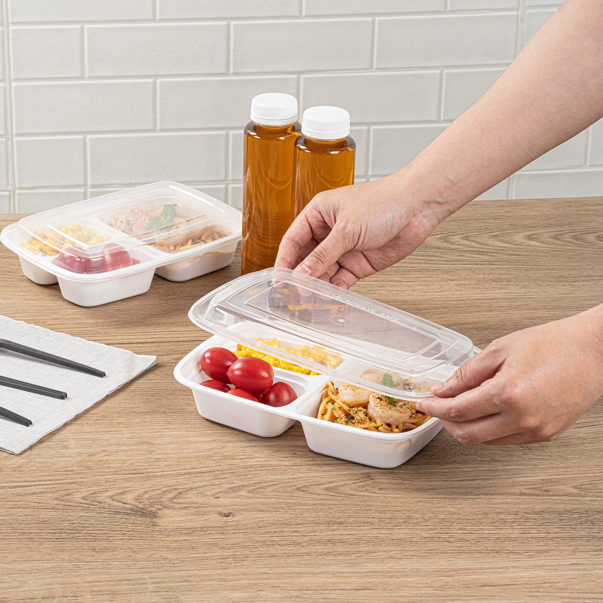 Asporto 26 oz White Plastic 3 Compartment Food Container - with Clear Lid, Microwavable - 8 3/4" x 6" x 1 3/4" - 100 count box