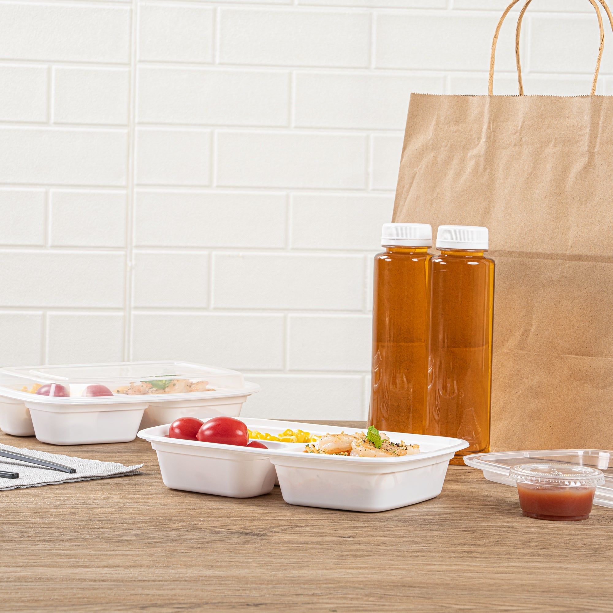 Asporto 26 oz White Plastic 3 Compartment Food Container - with Clear Lid, Microwavable - 8 3/4" x 6" x 1 3/4" - 100 count box