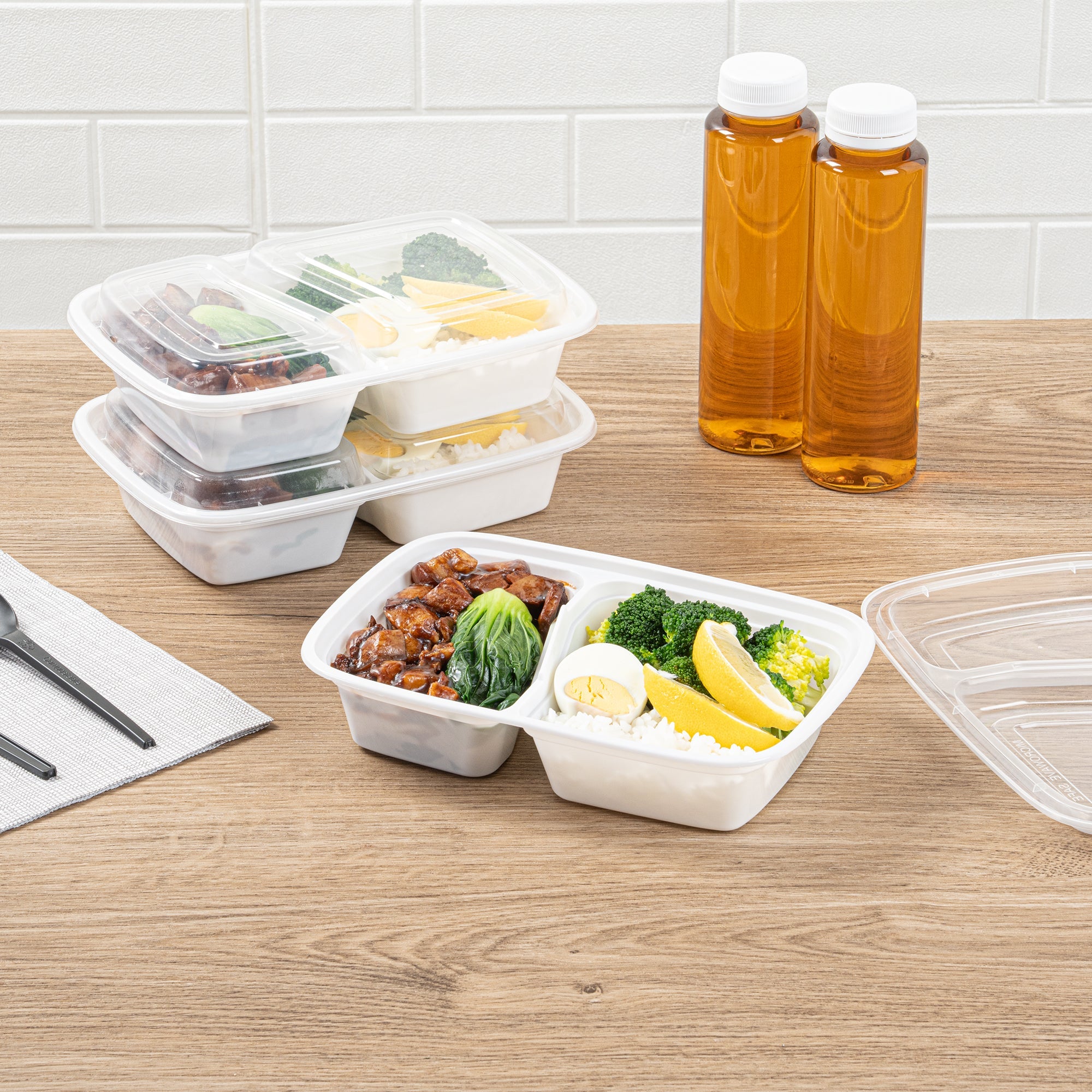 Asporto 32 oz White Plastic 2 Compartment Food Container - with Clear Lid, Microwavable - 8 3/4" x 6" x 2" - 50 count box