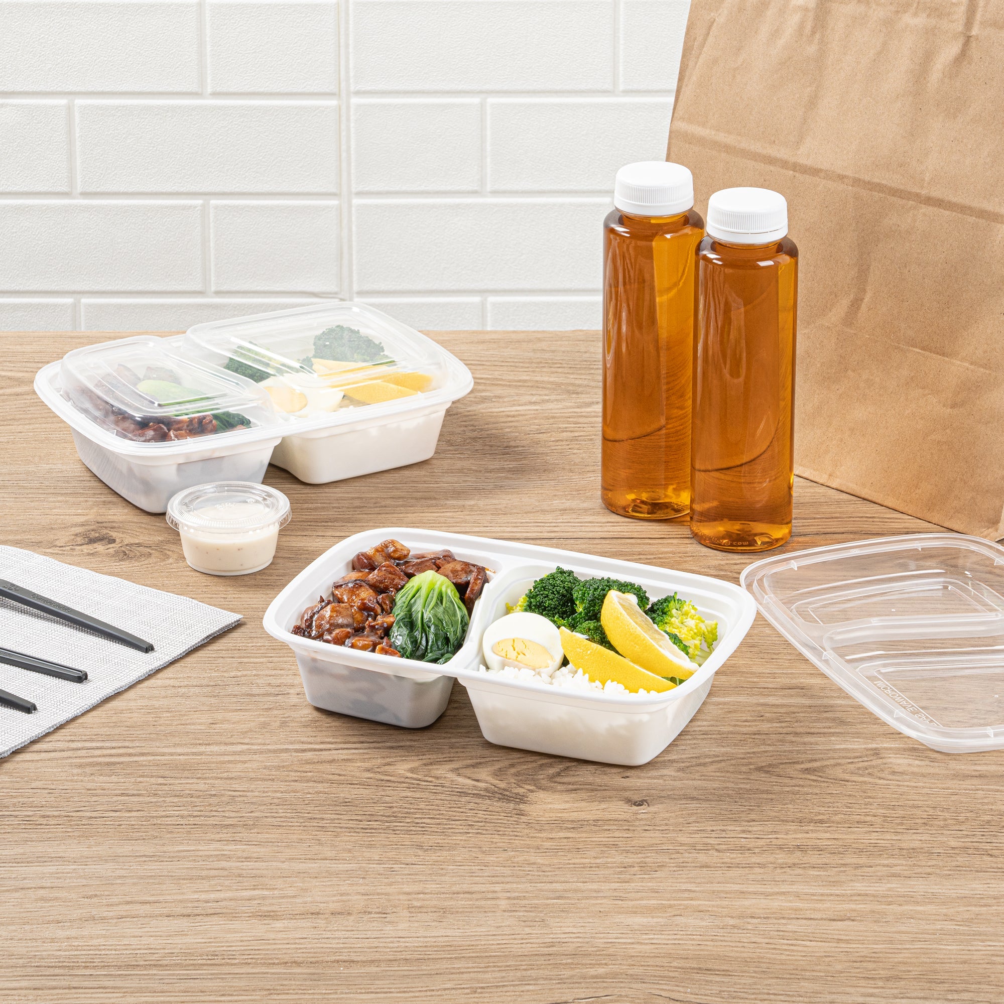 Asporto 32 oz White Plastic 2 Compartment Food Container - with Clear Lid, Microwavable - 8 3/4" x 6" x 2" - 50 count box