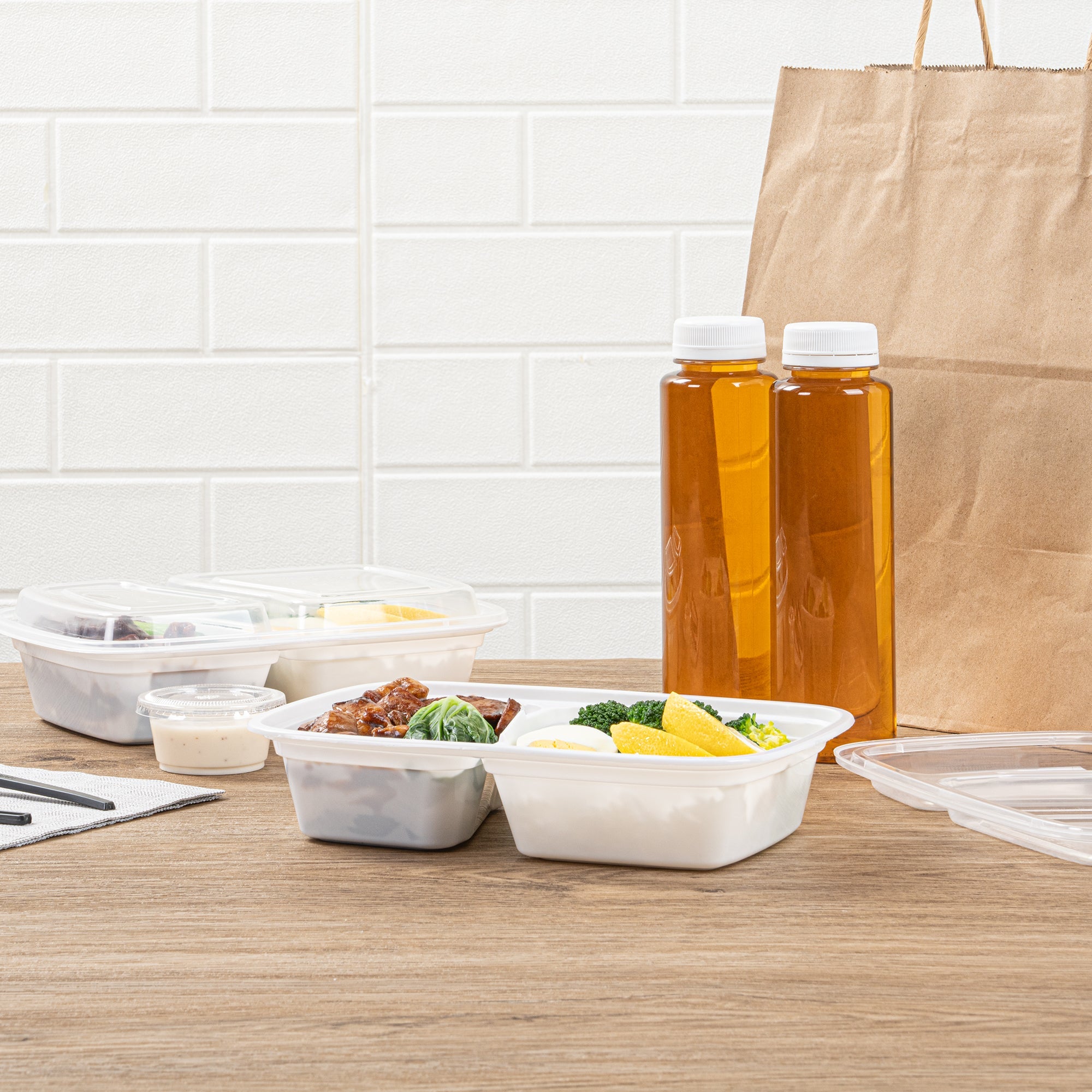 Asporto 32 oz White Plastic 2 Compartment Food Container - with Clear Lid, Microwavable - 8 3/4" x 6" x 2" - 100 count box