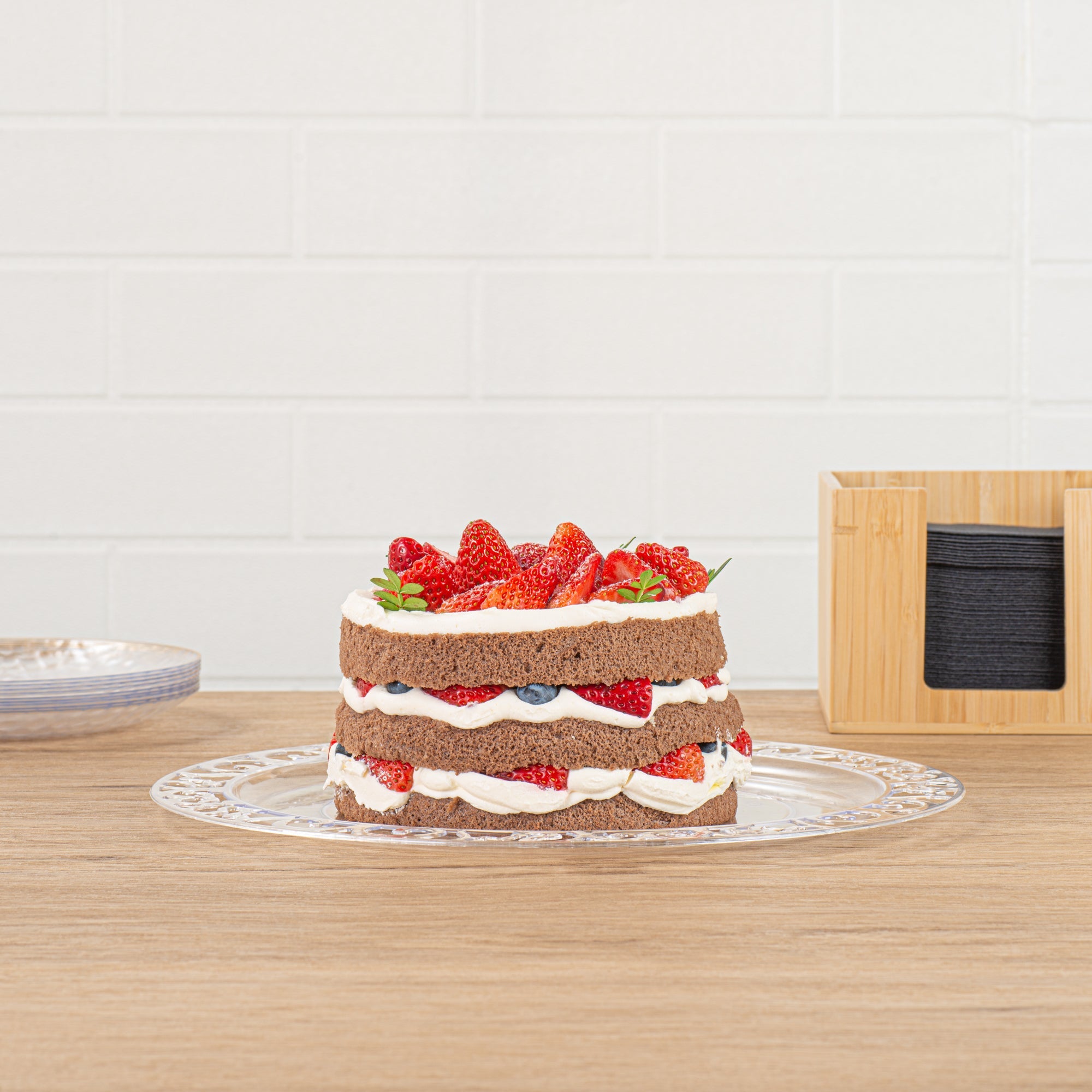Maxi Serve Round Clear Plastic Plate - with Lace Rim - 11 3/4" x 11 3/4" - 25 count box