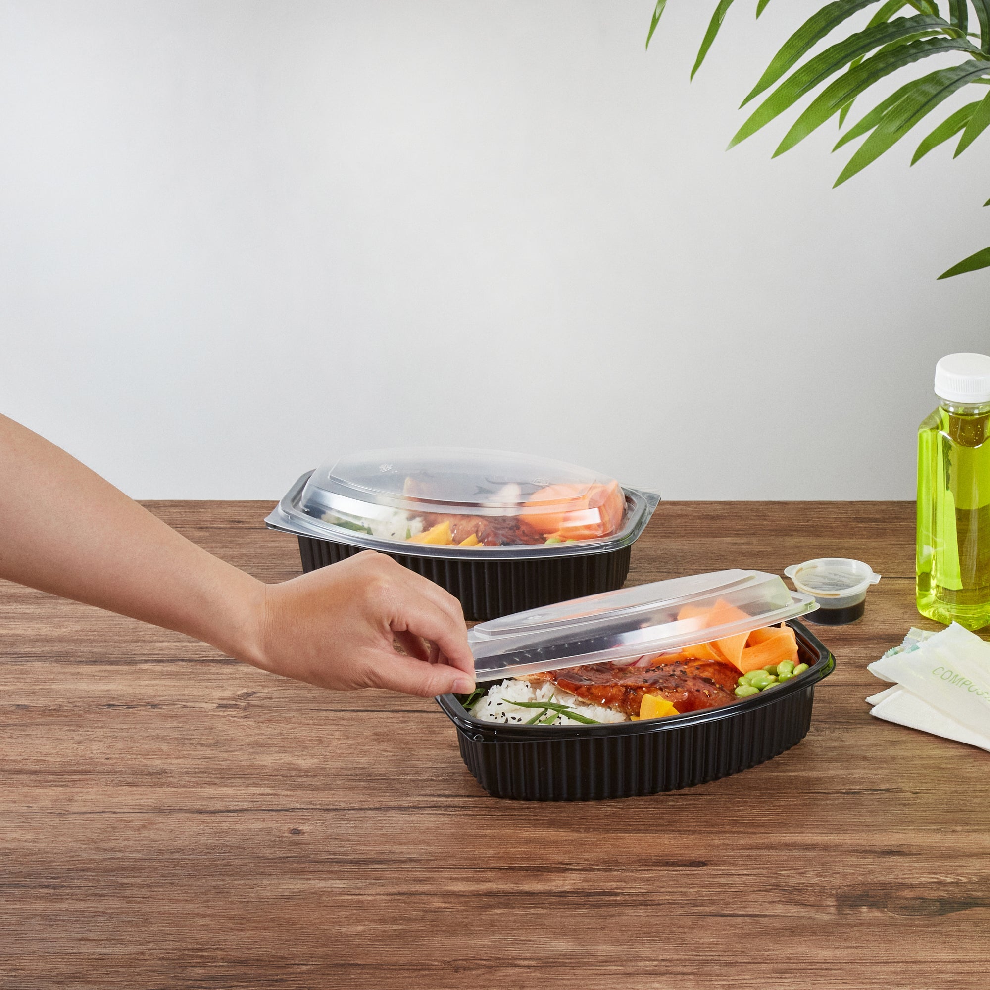 Chef 101 32 oz Oval Black Plastic Food Container - with Clear Lid, Microwavable - 9 1/4" x 5 3/4" x 3" - 100 count box