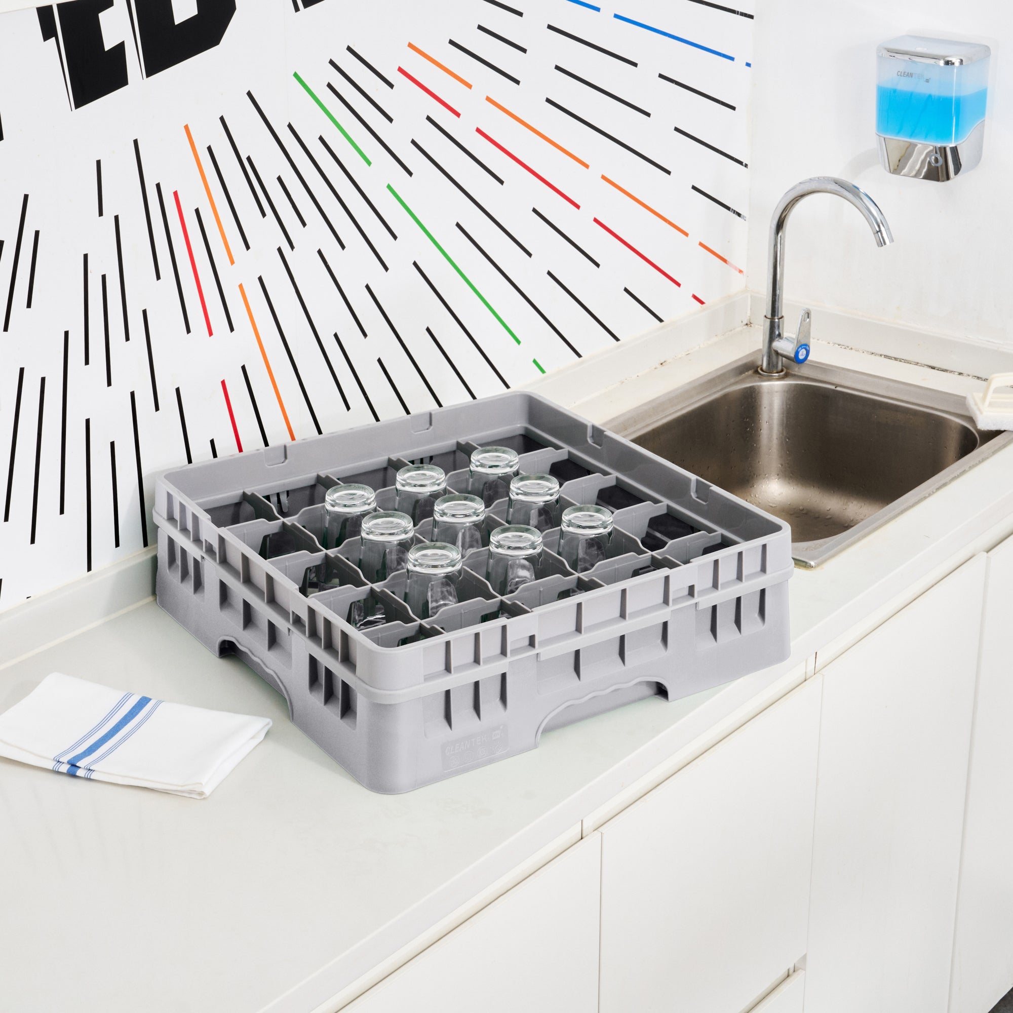 Clean Tek Professional Gray Glass Rack - 25 Compartments, 1 Full Drop Extender - 19 3/4" x 19 3/4" x 5 3/4" - 1 count box