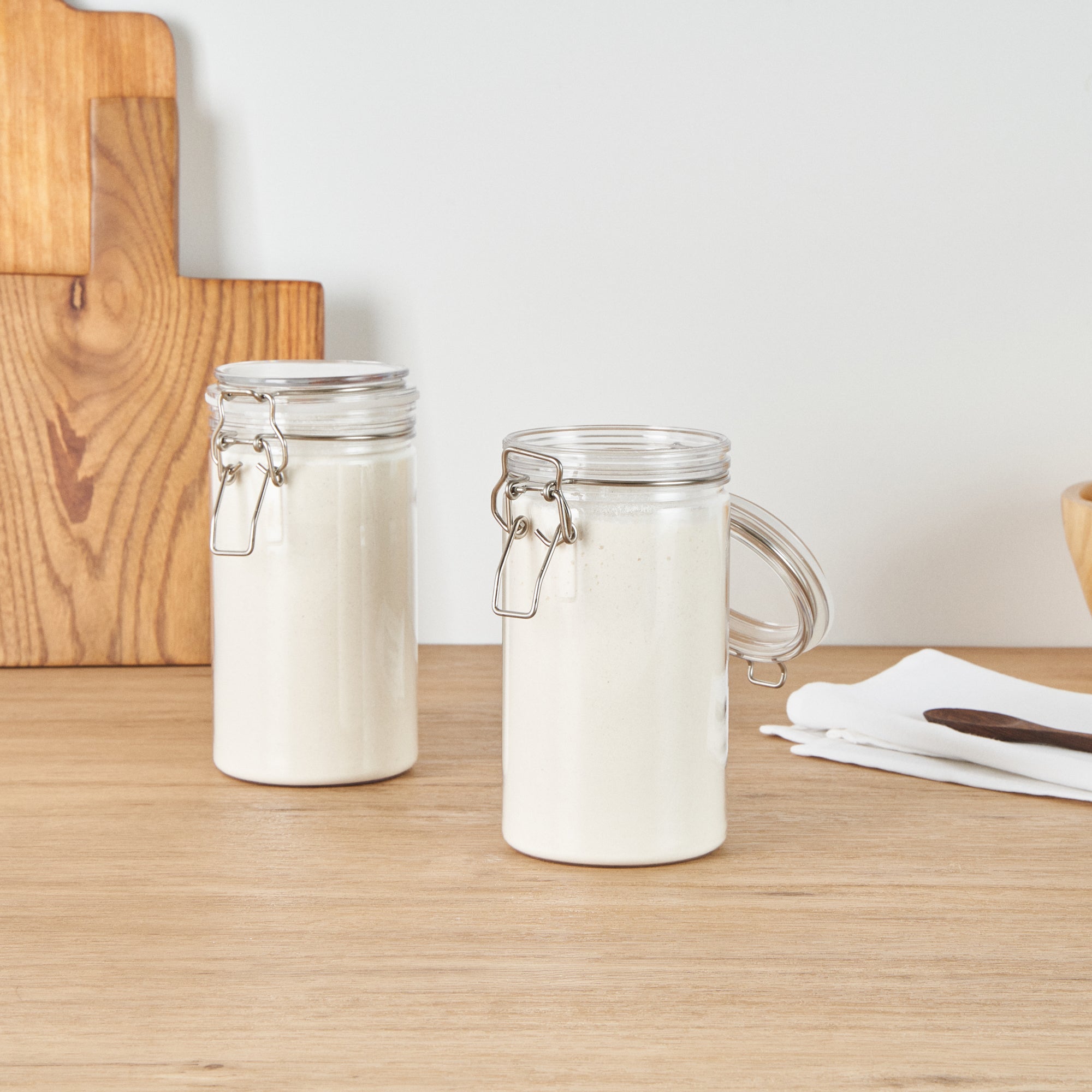 Met Lux 32 oz Round Clear Plastic Storage Jar - with Hinged Lid - 3 3/4" x 3 3/4" x 7 1/4" - 20 count box