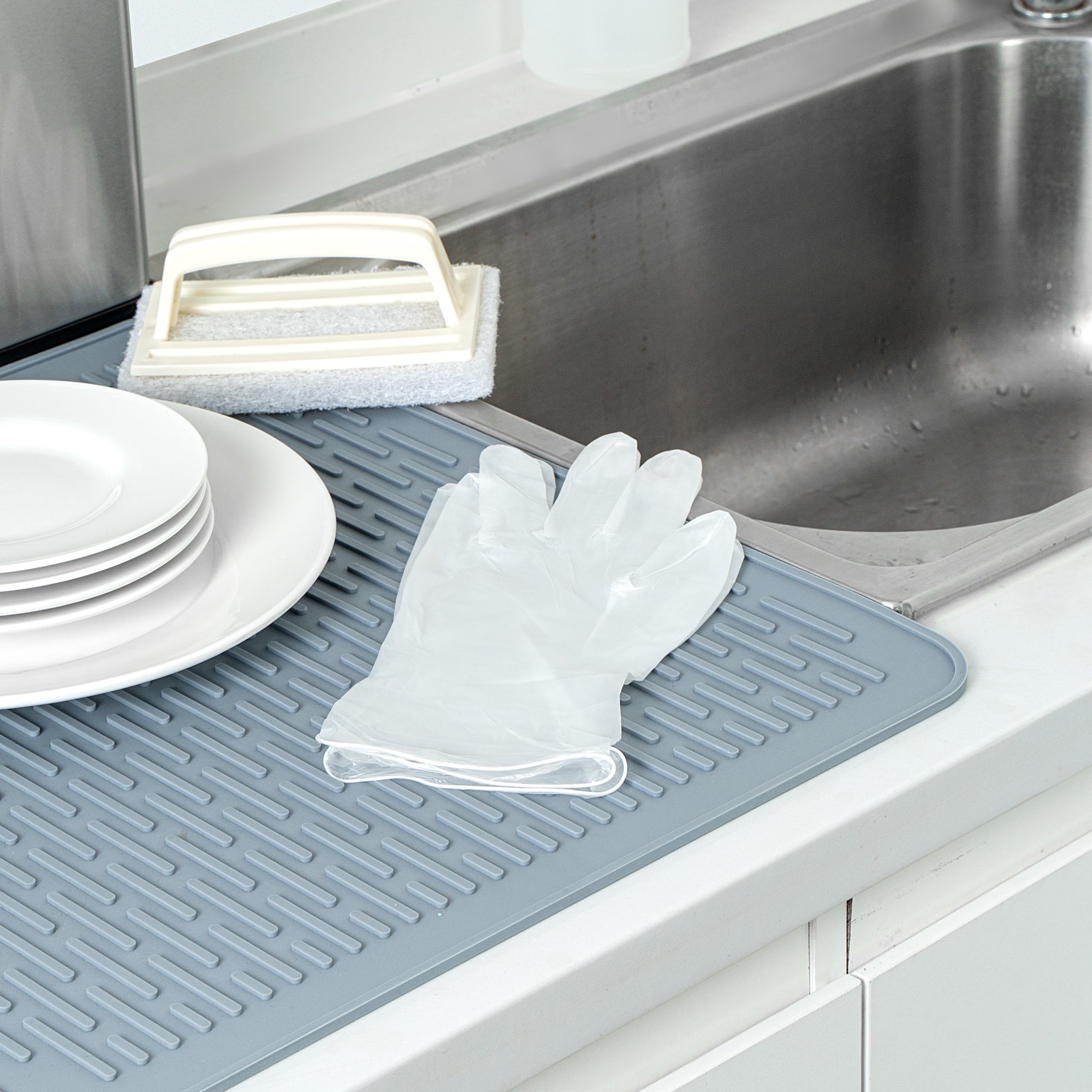 Serve Secure Clear Small Vinyl Gloves - Powder-Free, Latex-Free - 9" x 3 1/4" - 100 count box