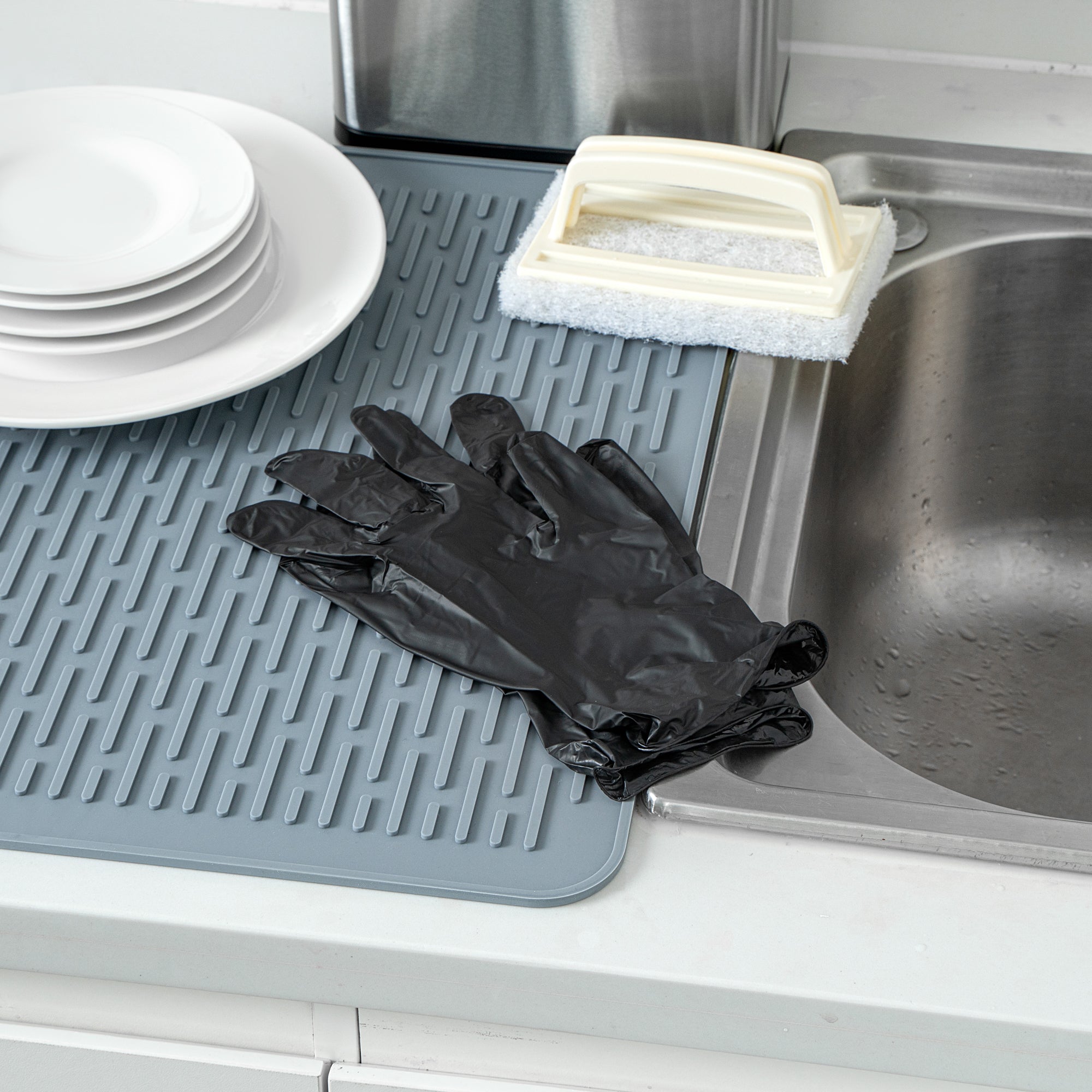 Serve Secure Black Medium Synmax Vinyl Gloves - Powder-Free, Latex-Free - 9" x 3 3/4" - 100 count box
