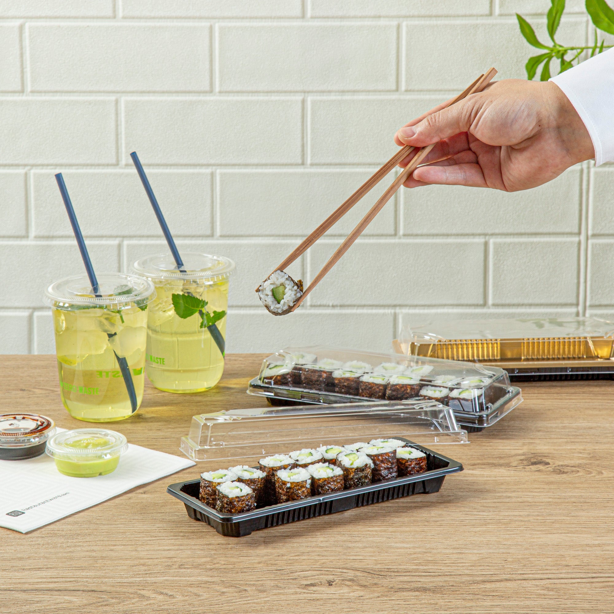 Roku Rectangle Black Plastic Take Out Sushi Tray - with Clear Lid - 8 1/2" x 3 1/4" x 1 3/4" - 100 count box