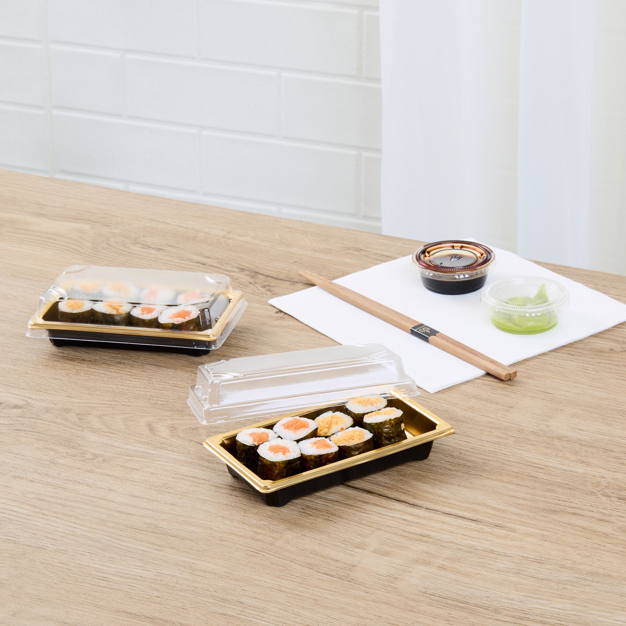Roku Rectangle Gold Plastic Take Out Sushi Tray - with Clear Lid - 5 1/4" x 3 1/4" x 1 1/2" - 100 count box