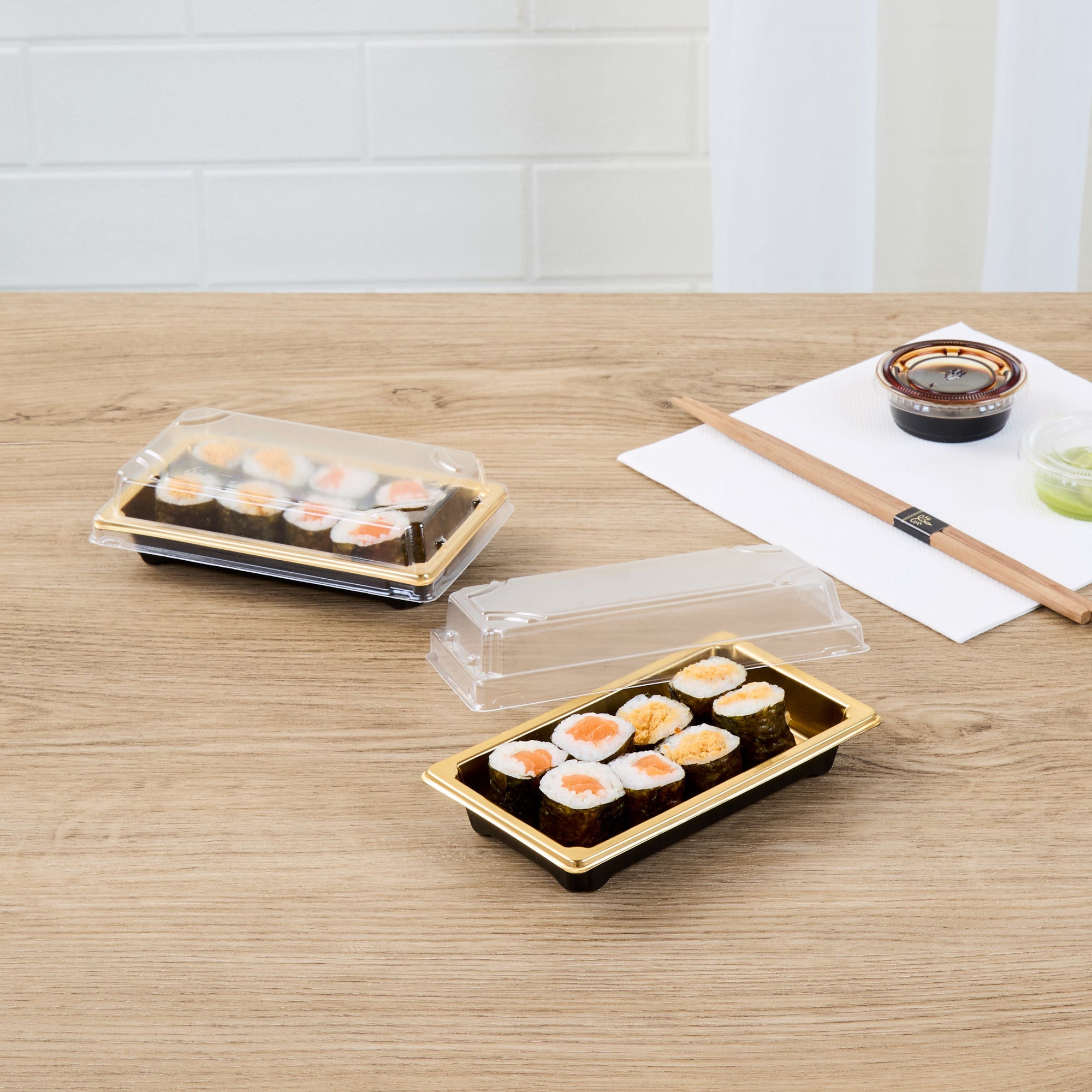 Roku Rectangle Gold Plastic Take Out Sushi Tray - with Clear Lid - 5 1/4" x 3 1/4" x 1 1/2" - 100 count box