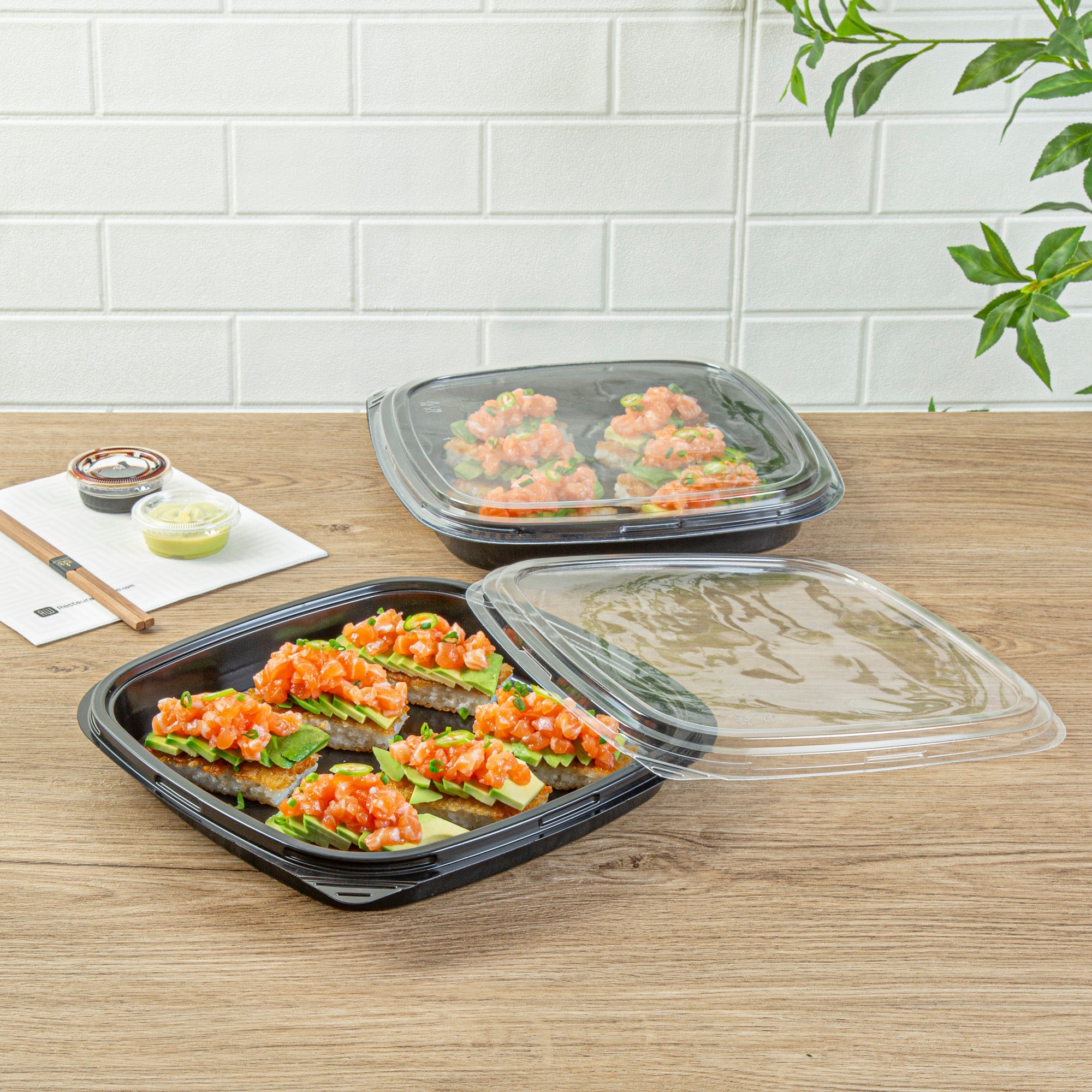 Roku Square Black Plastic Take Out Sushi Tray - with Clear Lid - 10 3/4" x 10 3/4" x 1 3/4" - 50 count box