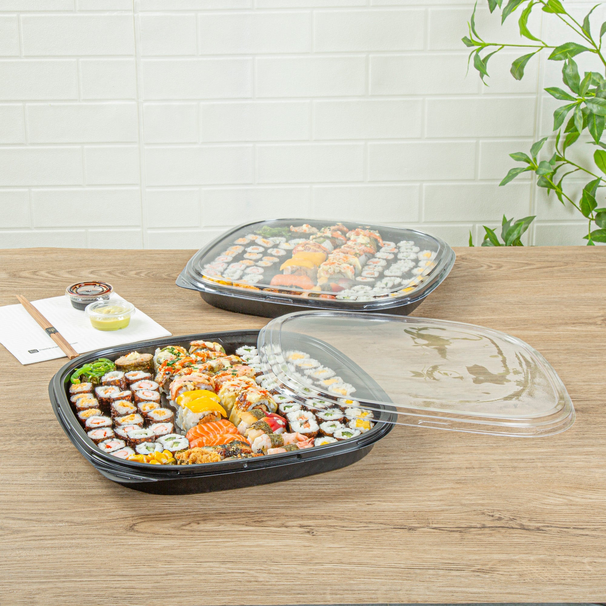 Roku Square Black Plastic Take Out Sushi Tray - with Clear Lid - 13 1/2" x 13 1/2" x 1 3/4" - 100 count box