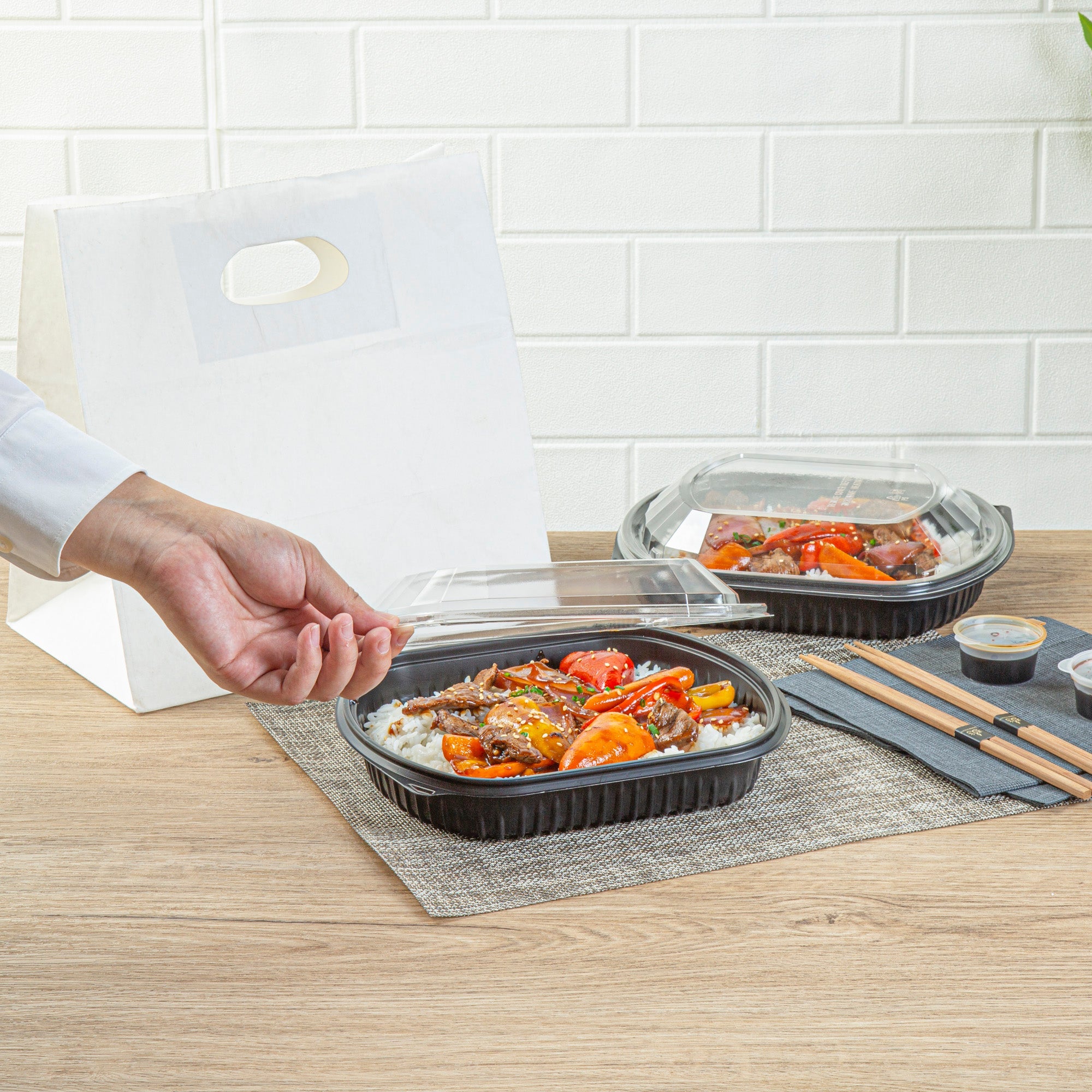 Chef 101 36 oz Rectangle Black Plastic Food Container - with Clear Lid, Microwavable - 9 1/4" x 7 3/4" x 2 3/4" - 50 count box