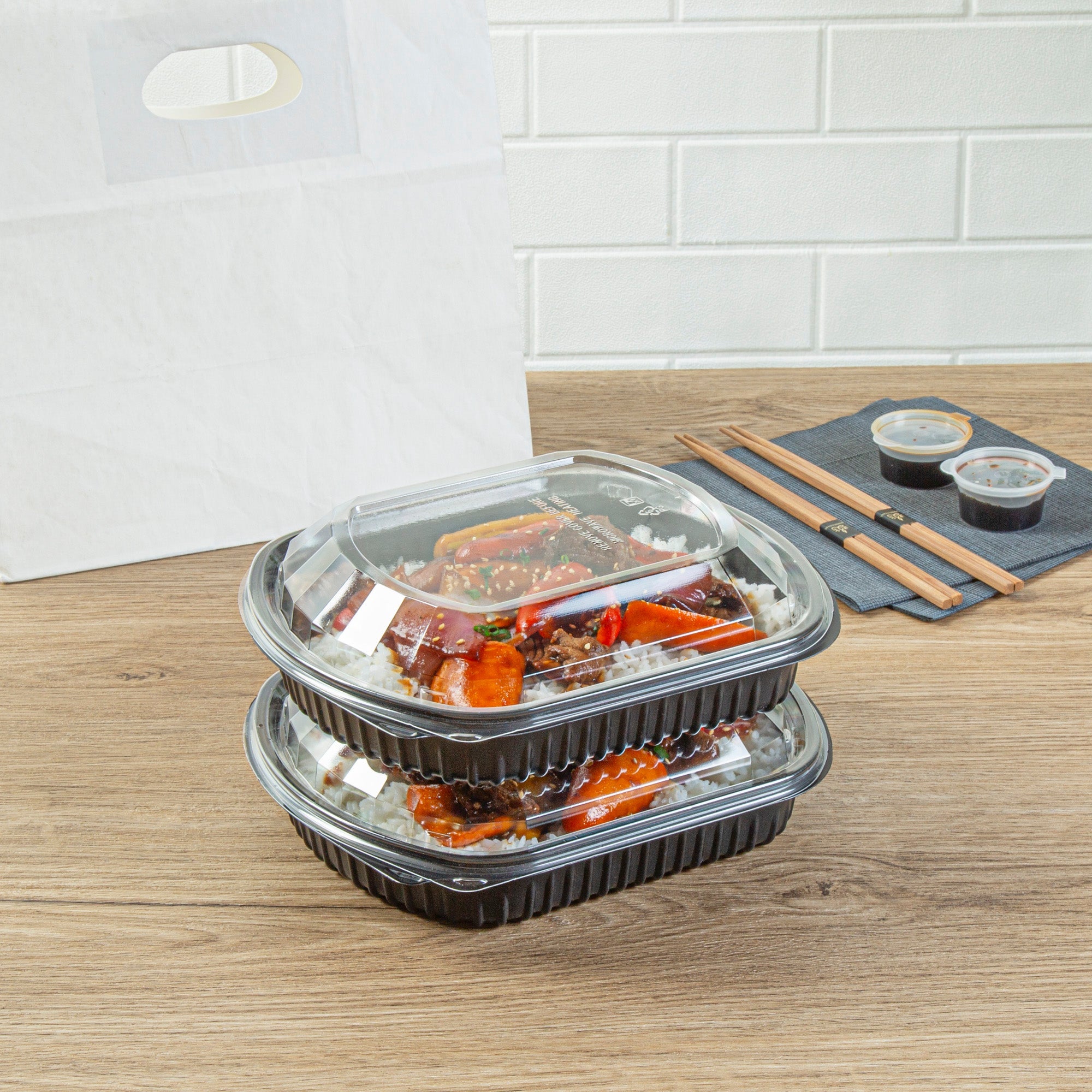 Chef 101 36 oz Rectangle Black Plastic Food Container - with Clear Lid, Microwavable - 9 1/4" x 7 3/4" x 2 3/4" - 50 count box