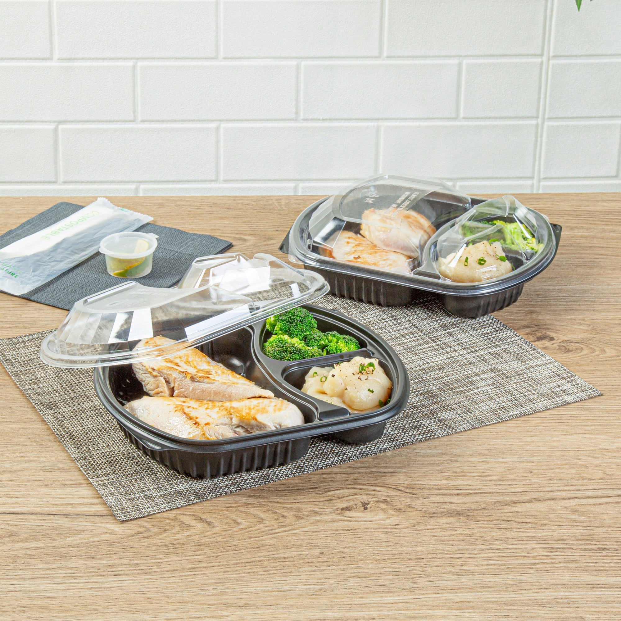 Chef 101 36 oz Rectangle Black Plastic Food Container - with Clear Lid, Microwavable, 3 Compartments - 9 1/4" x 8" x 2 3/4" - 100 count box