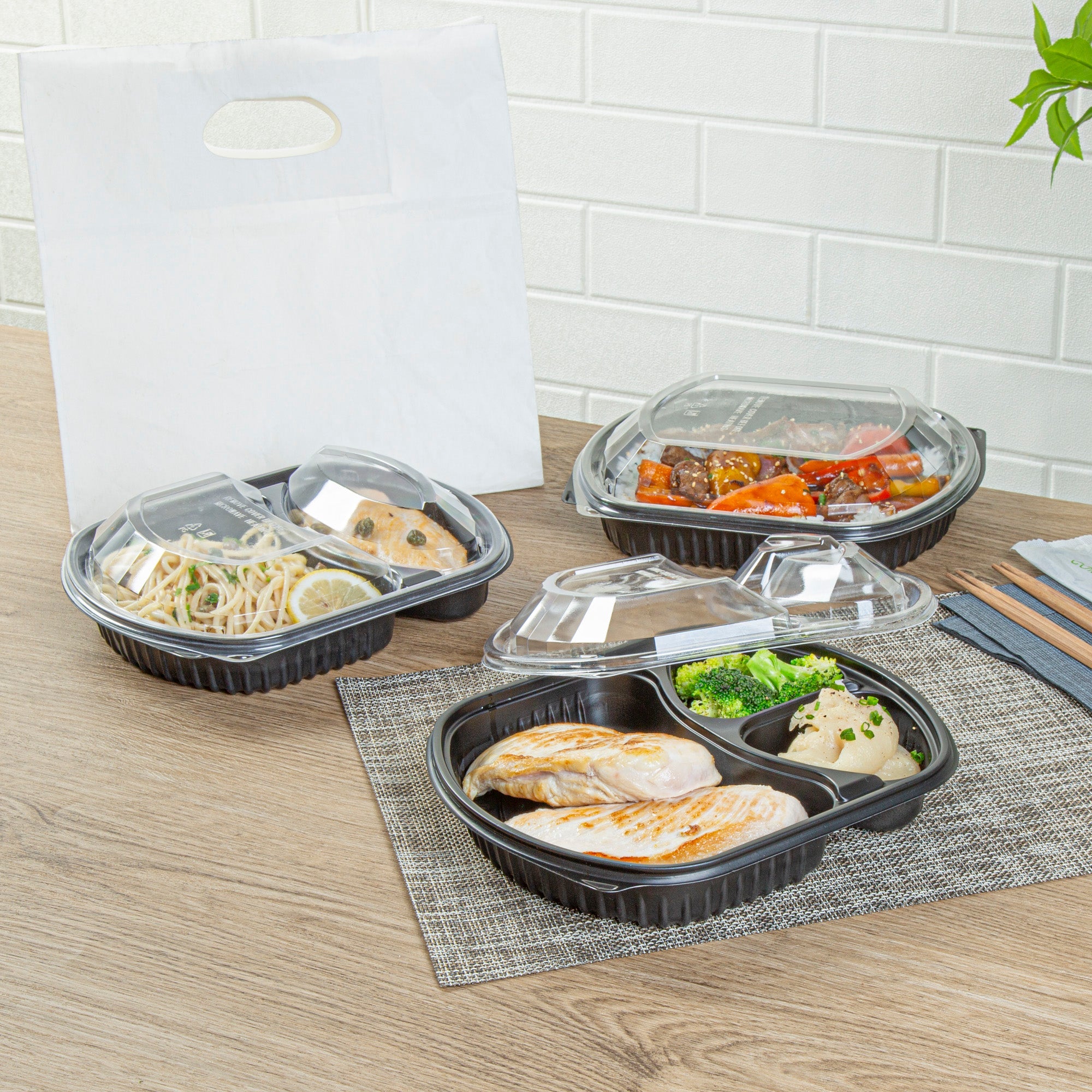 Chef 101 36 oz Rectangle Black Plastic Food Container - with Clear Lid, Microwavable, 3 Compartments - 9 1/4" x 8" x 2 3/4" - 50 count box