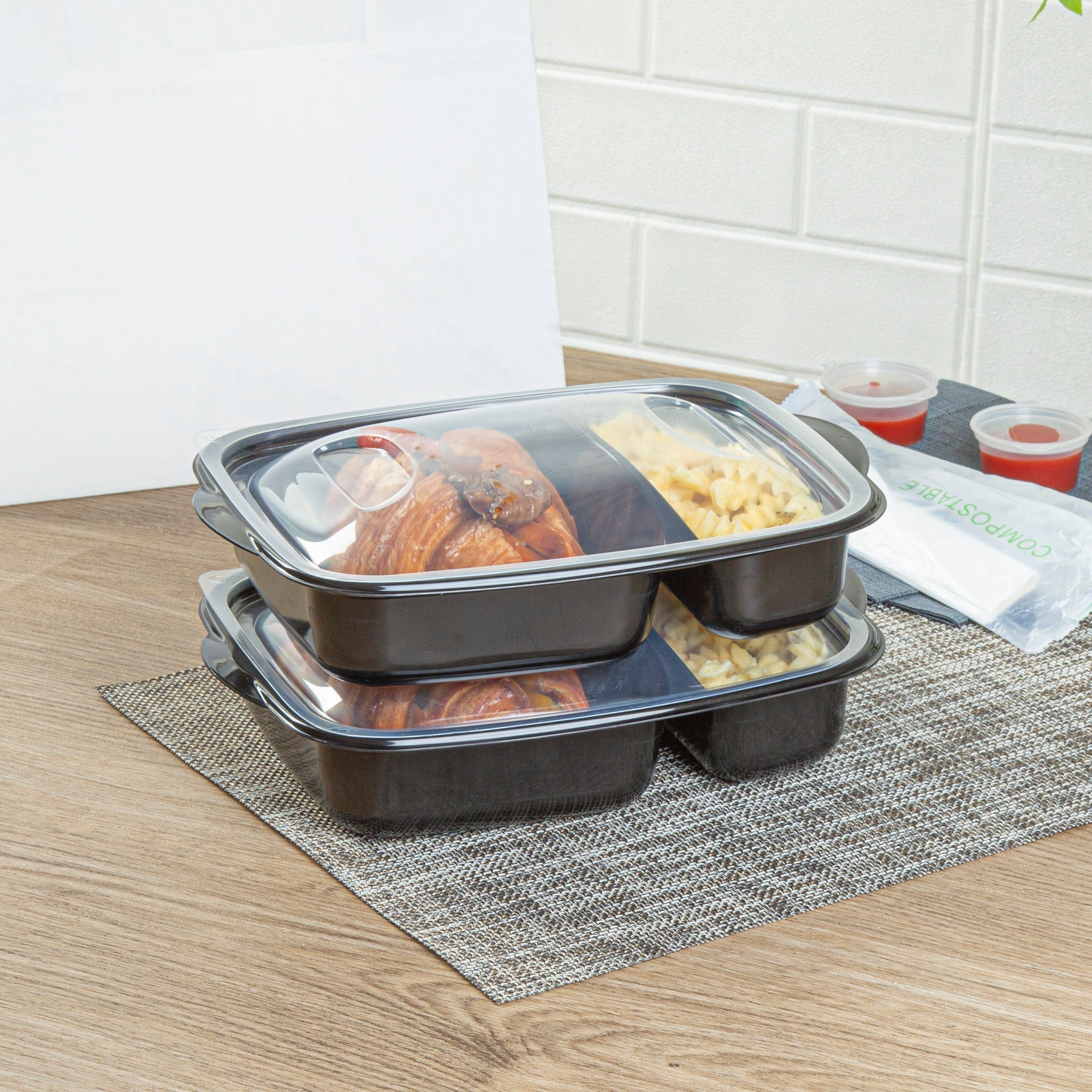 Chef 101 36 oz Rectangle Black Plastic Food Container - with Clear Lid, Microwavable, 2 Compartments - 8 3/4" x 7" x 2 1/4" - 100 count box