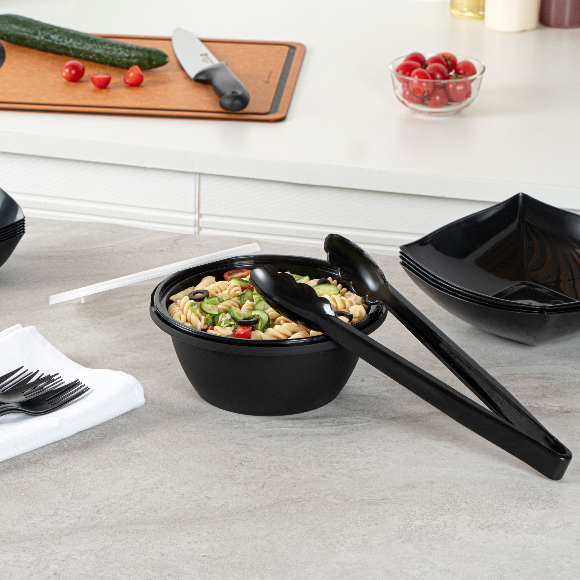 Cater Tek 51 oz Round Black Plastic Catering / Serving Bowl - with Clear Lid, Microwavable - 8" x 8" x 3 1/2" - 25 count box