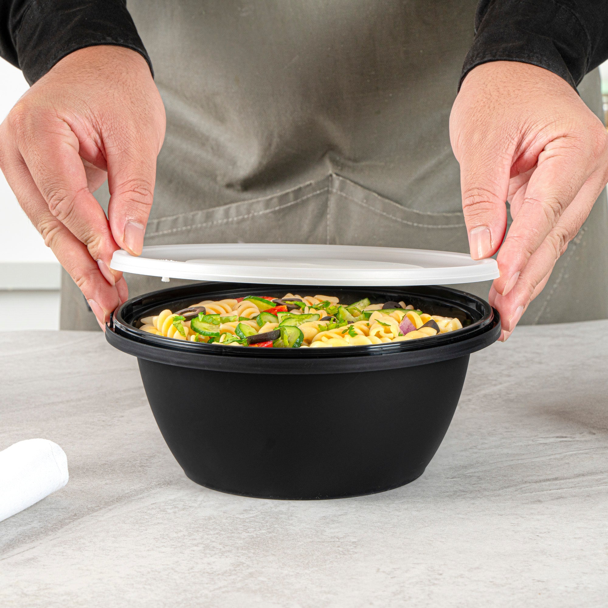 Cater Tek 51 oz Round Black Plastic Catering / Serving Bowl - with Clear Lid, Microwavable - 8" x 8" x 3 1/2" - 100 count box