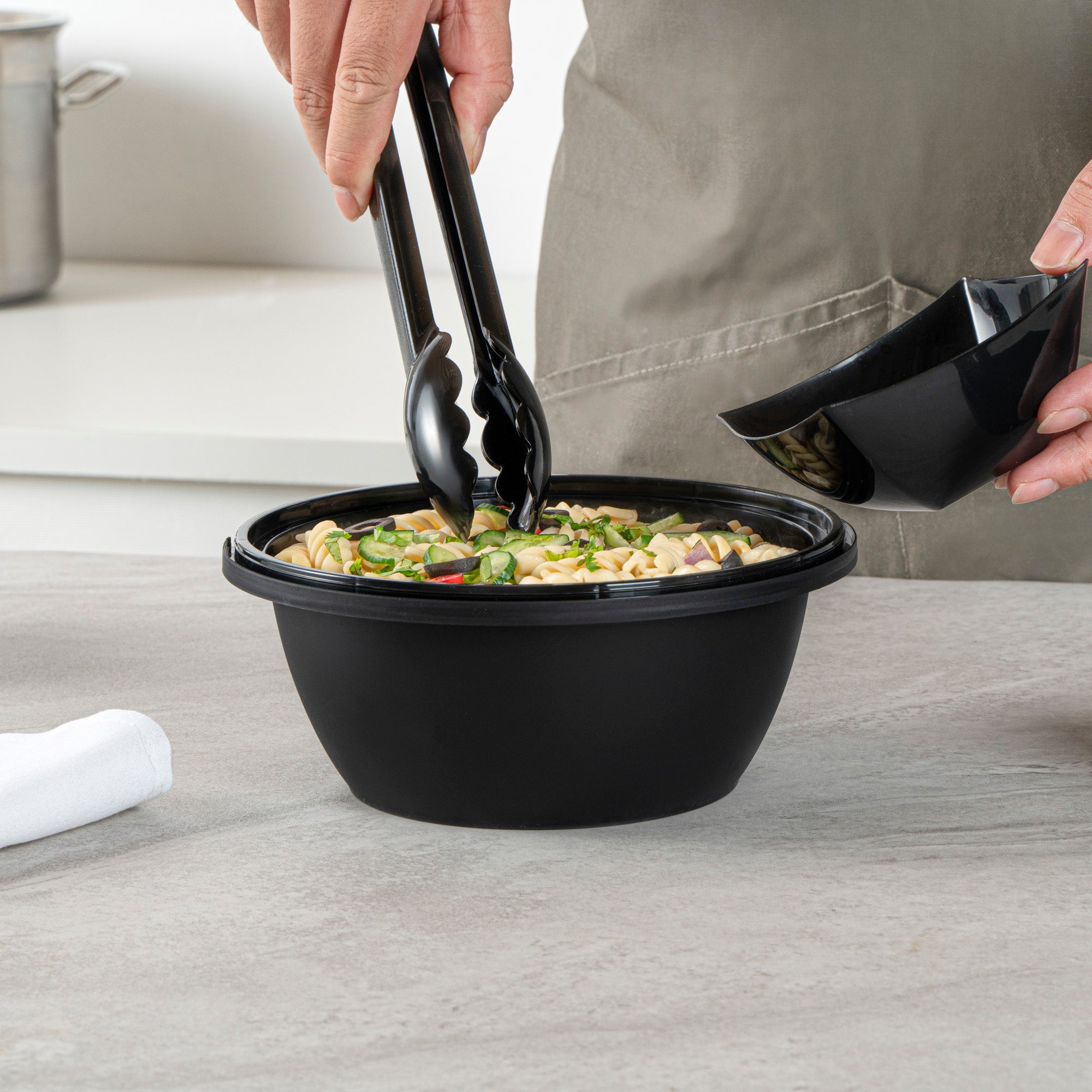 Cater Tek 51 oz Round Black Plastic Catering / Serving Bowl - with Clear Lid, Microwavable - 8" x 8" x 3 1/2" - 100 count box