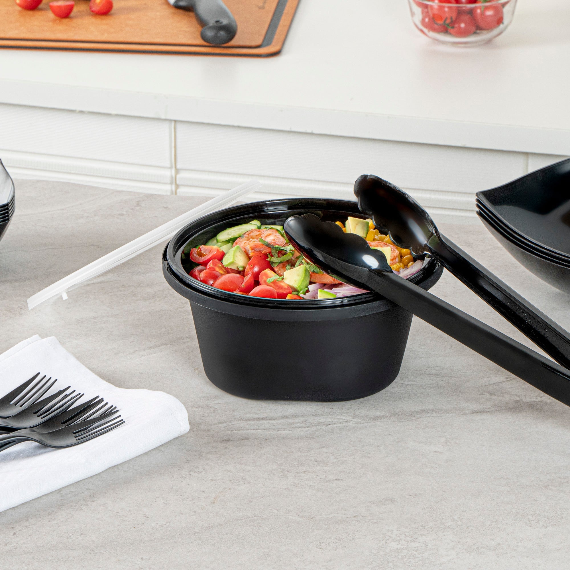 Cater Tek 59 oz Round Black Plastic Catering / Serving Bowl - with Clear Lid, Microwavable - 8" x 8" x 3 3/4" - 25 count box