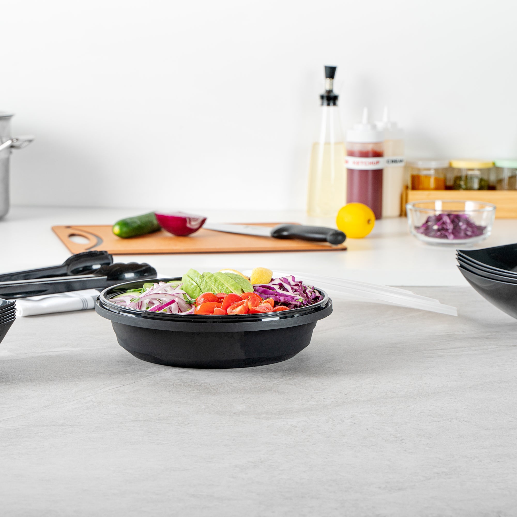 Cater Tek 51 oz Round Black Plastic Catering / Serving Bowl - with Clear Lid, Microwavable - 9 1/4" x 9 1/4" x 3" - 25 count box