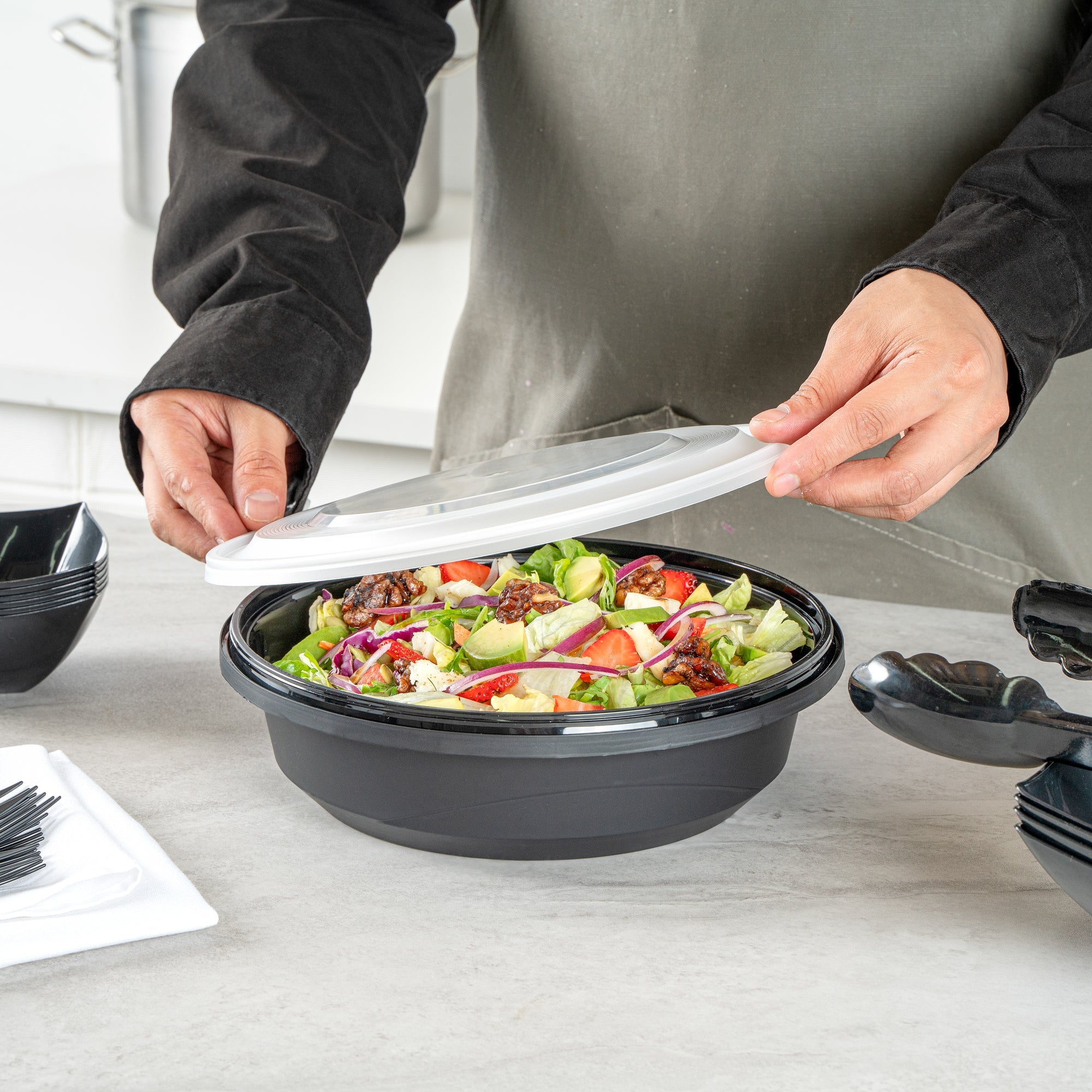 Cater Tek 68 oz Round Black Plastic Catering / Serving Bowl - with Clear Lid, Microwavable - 9 3/4" x 9 3/4" x 3" - 25 count box