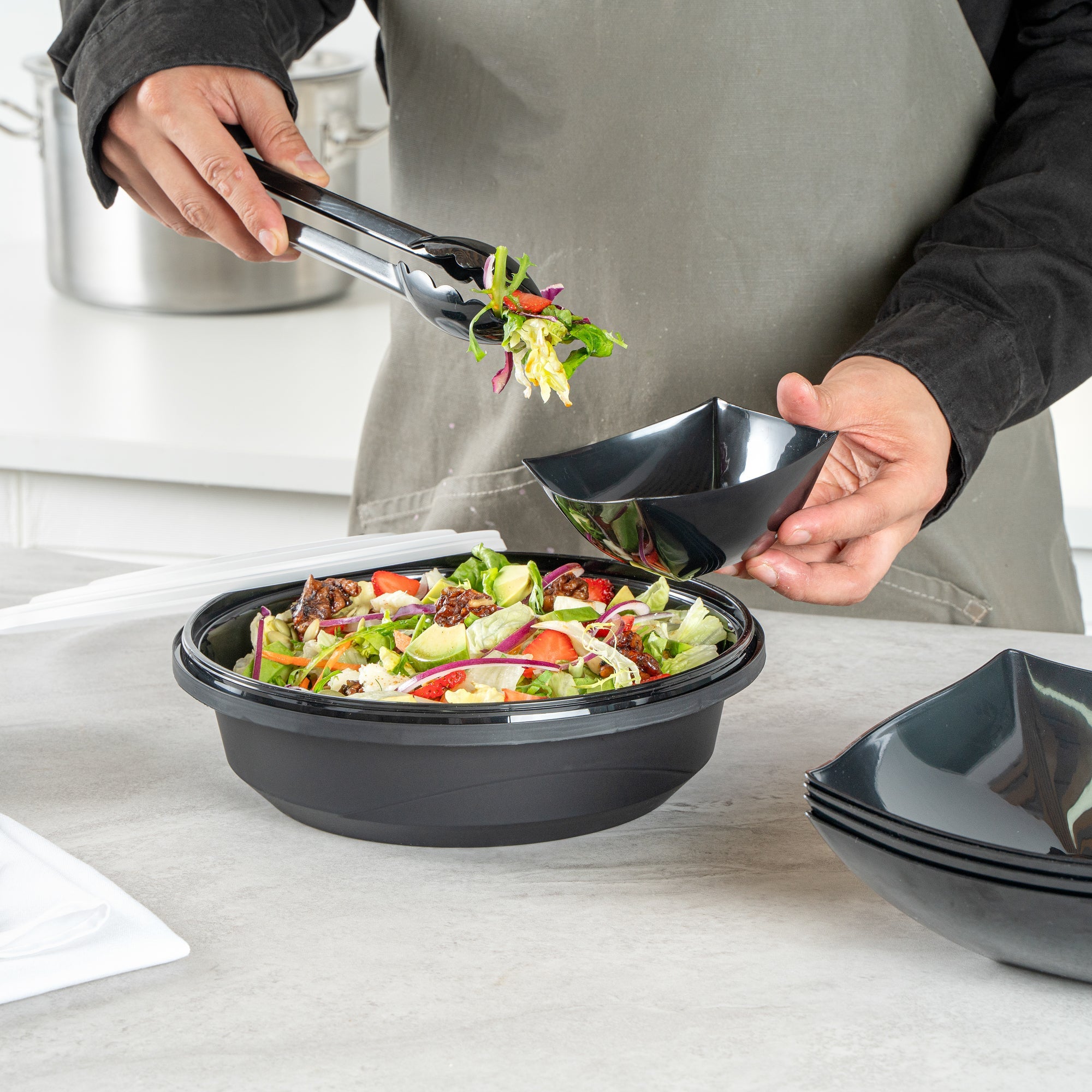 Cater Tek 68 oz Round Black Plastic Catering / Serving Bowl - with Clear Lid, Microwavable - 9 3/4" x 9 3/4" x 3" - 25 count box