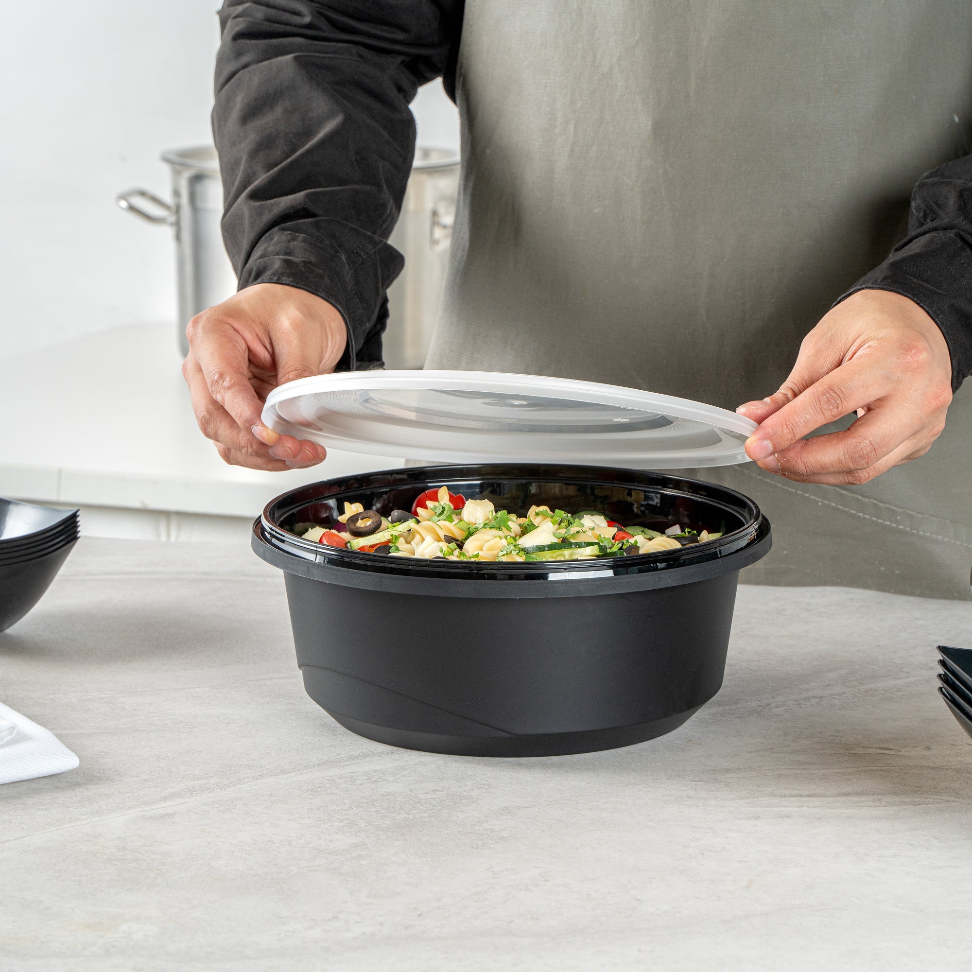 Cater Tek 101 oz Round Black Plastic Catering / Serving Bowl - with Clear Lid, Microwavable - 9 3/4" x 9 3/4" x 4" - 25 count box