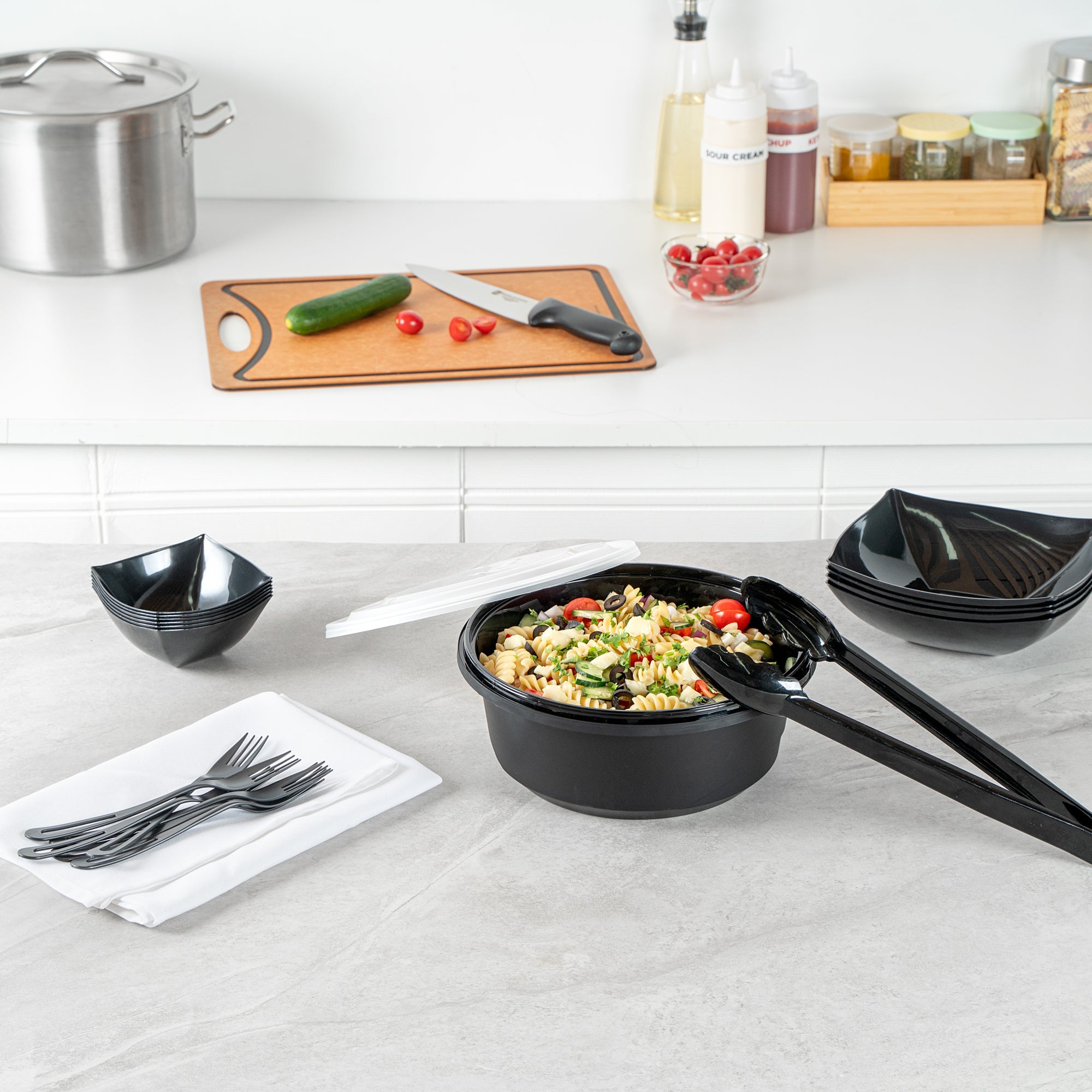 Cater Tek 101 oz Round Black Plastic Catering / Serving Bowl - with Clear Lid, Microwavable - 9 3/4" x 9 3/4" x 4" - 25 count box