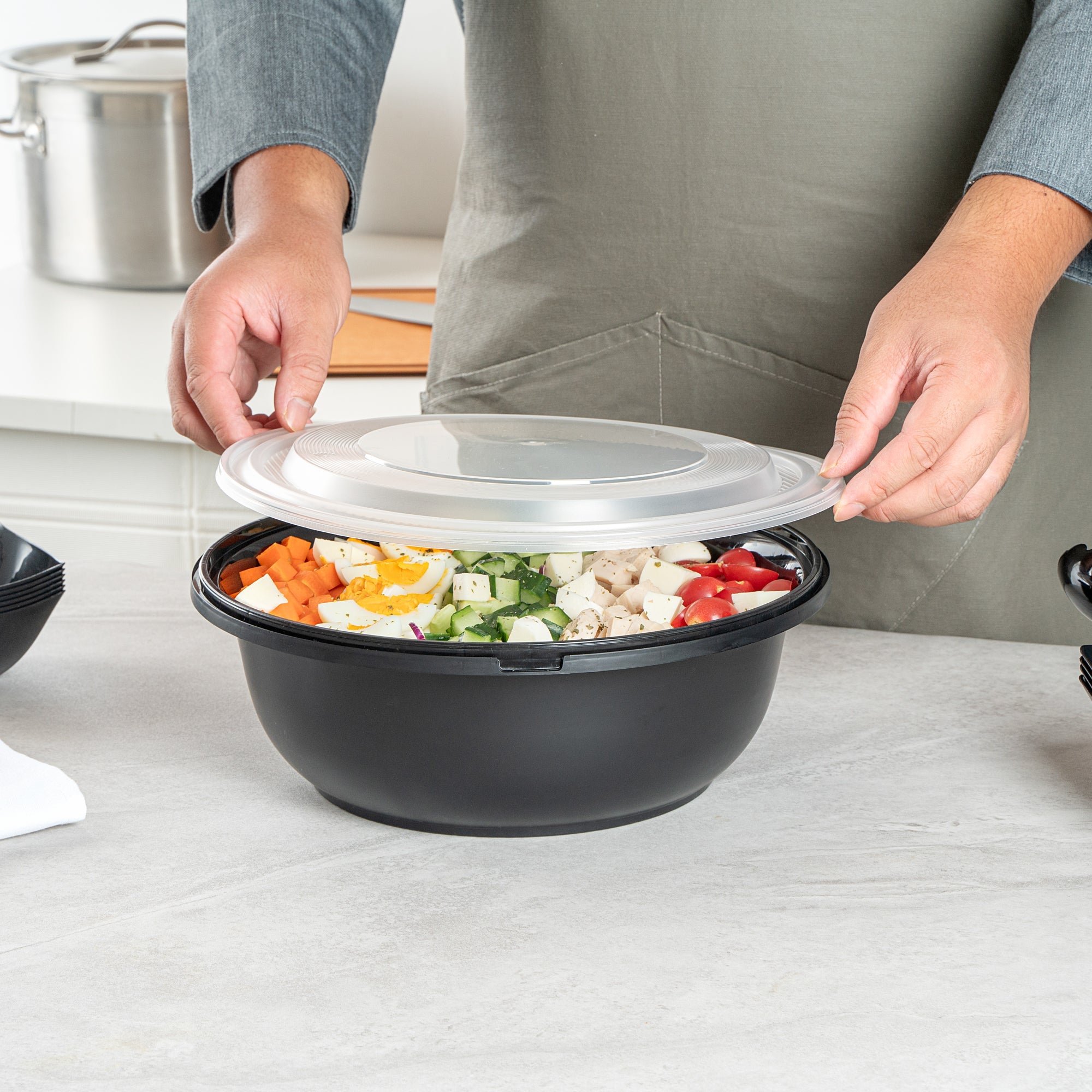 Cater Tek 169 oz Round Black Catering / Serving Bowl - with Clear Lid, Microwavable - 11 3/4" x 11 3/4" x 4 1/2" - 25 count box