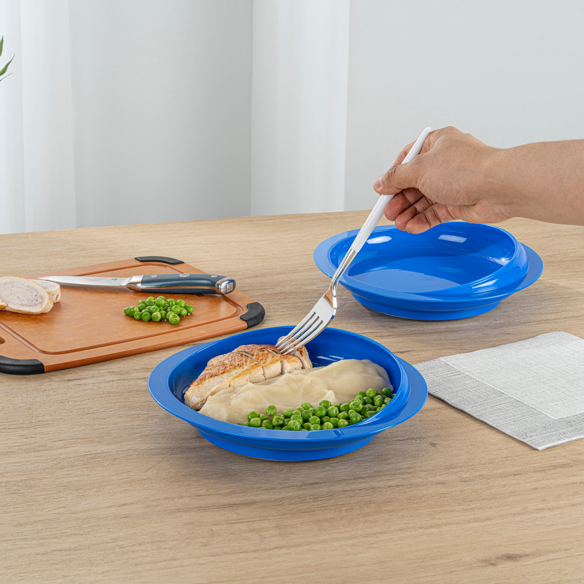 Adapt Tek Round Blue Plastic Scoop Plate - Spillproof, with Suction Base - 9" x 9" x 2 1/4" - 20 count box
