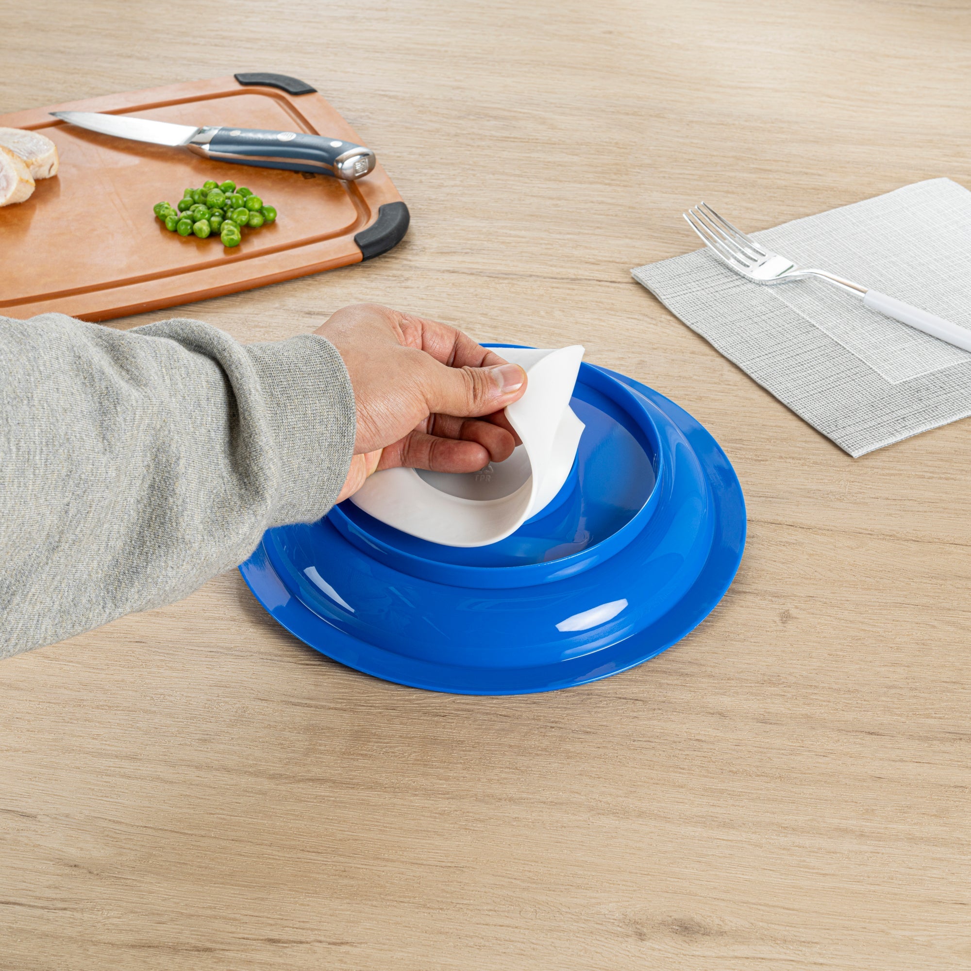 Adapt Tek Round Blue Plastic Scoop Plate - Spillproof, with Suction Base - 9" x 9" x 2 1/4" - 20 count box