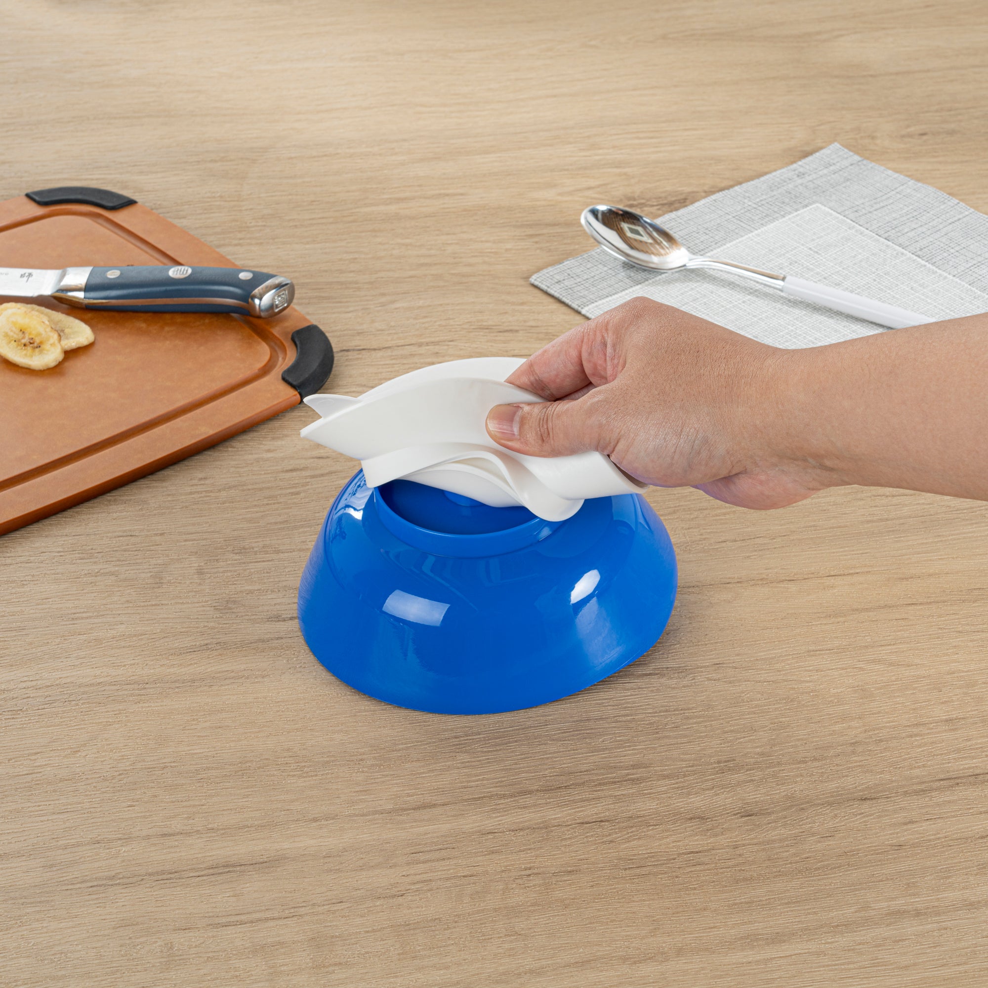 Adapt Tek 19 oz Round Blue Plastic Scoop Bowl - Spillproof, with Suction Base - 5 3/4" x 5 3/4" x 3" - 1 count box
